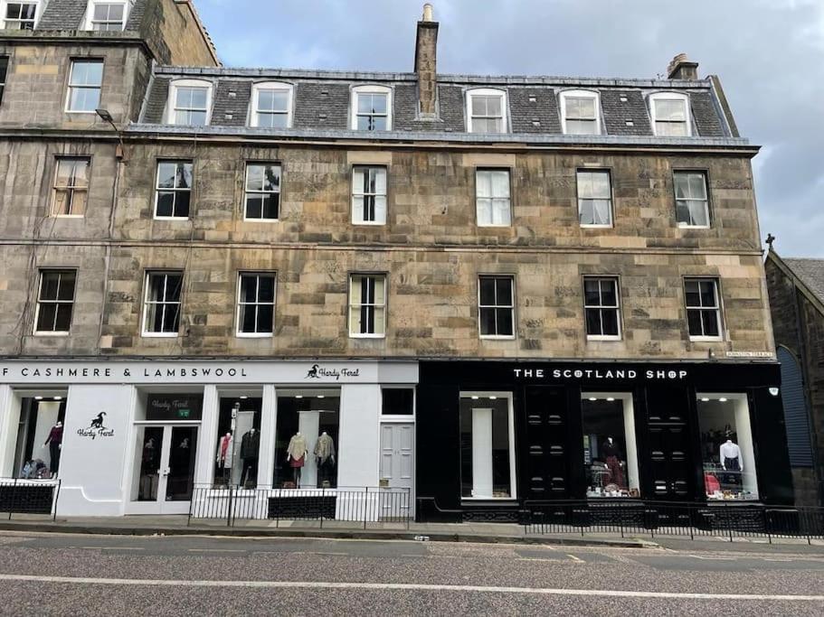 Lovely 2 bed flat located next to Edinburgh Castle view 2
