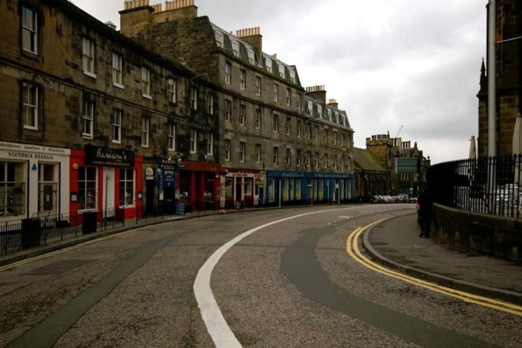 Lovely 2 bed flat located next to Edinburgh Castle view 3