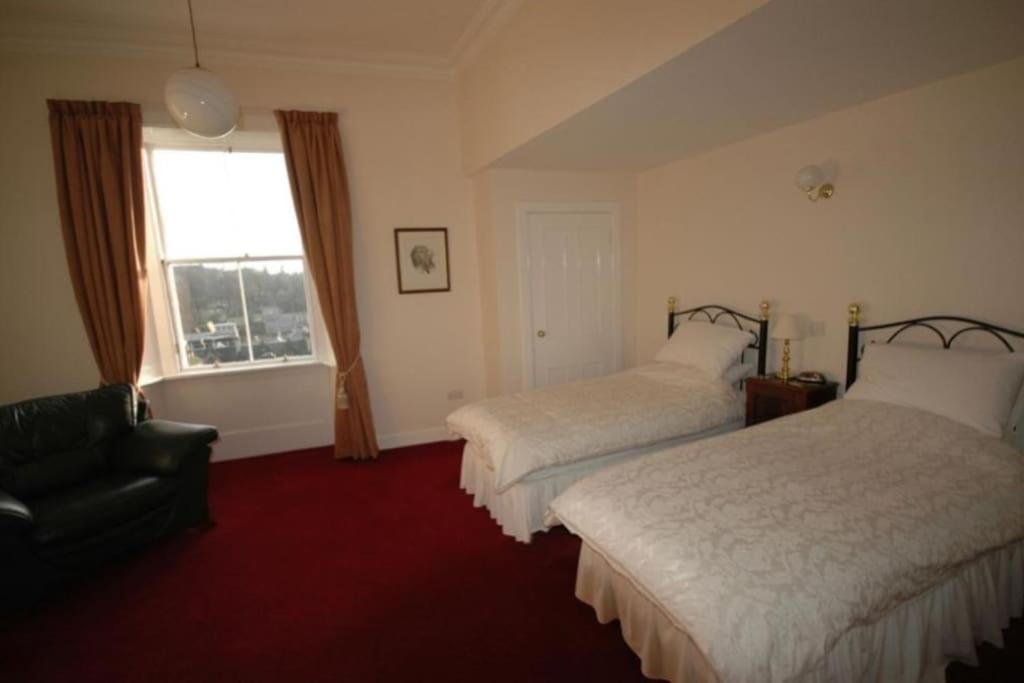 Lovely 2 bed flat located next to Edinburgh Castle view 4