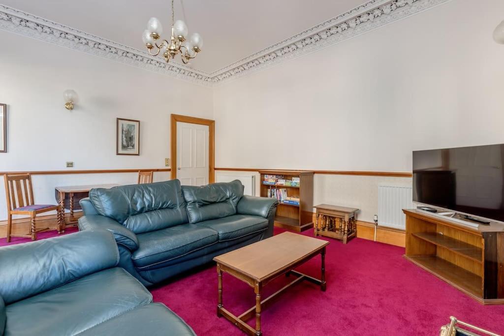 Lovely 2 bed flat located next to Edinburgh Castle view 5