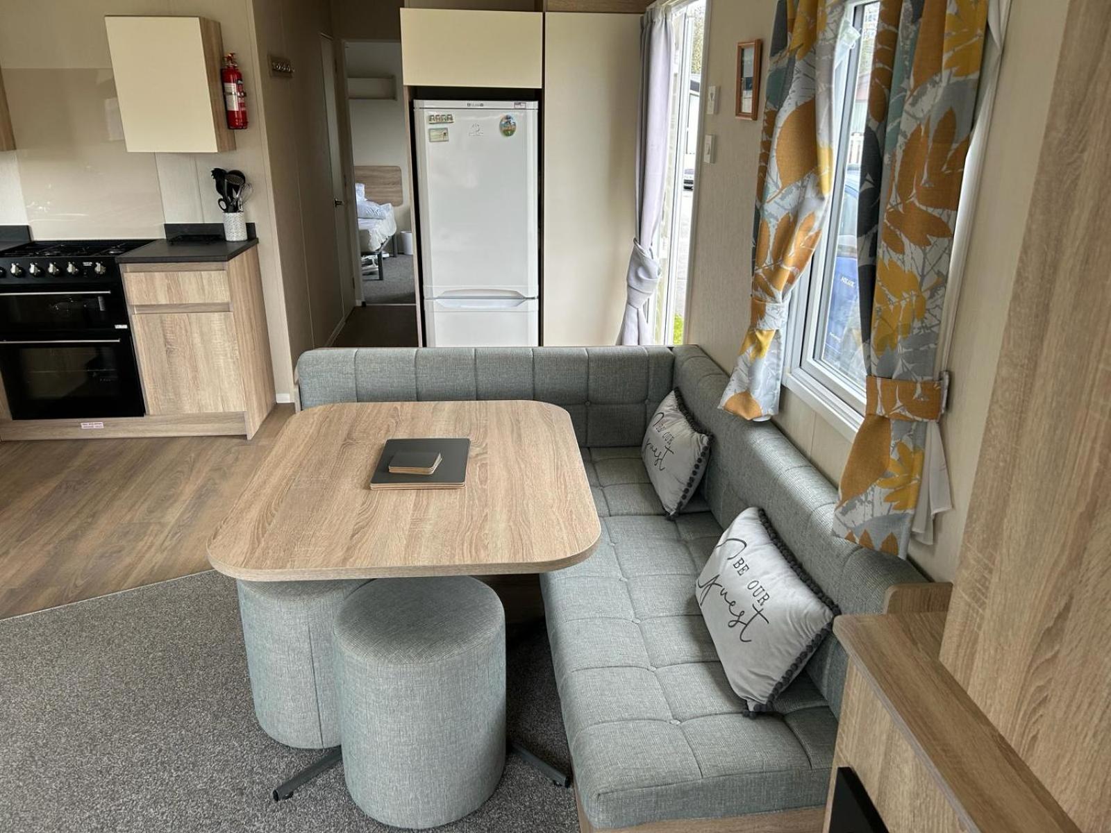 Delightful two bedroom caravan on Par Beach., photo 8