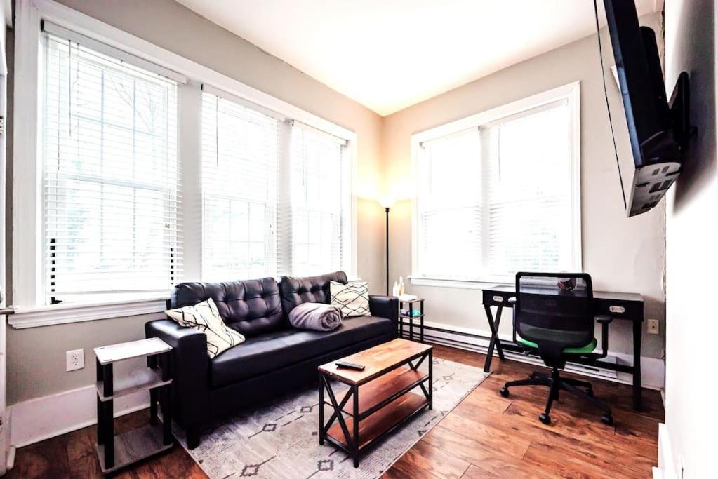 Wilmington Vacations - Park Place- cozy modern space fully updated fast WiFi good coffee and easy parking - Property Image 2