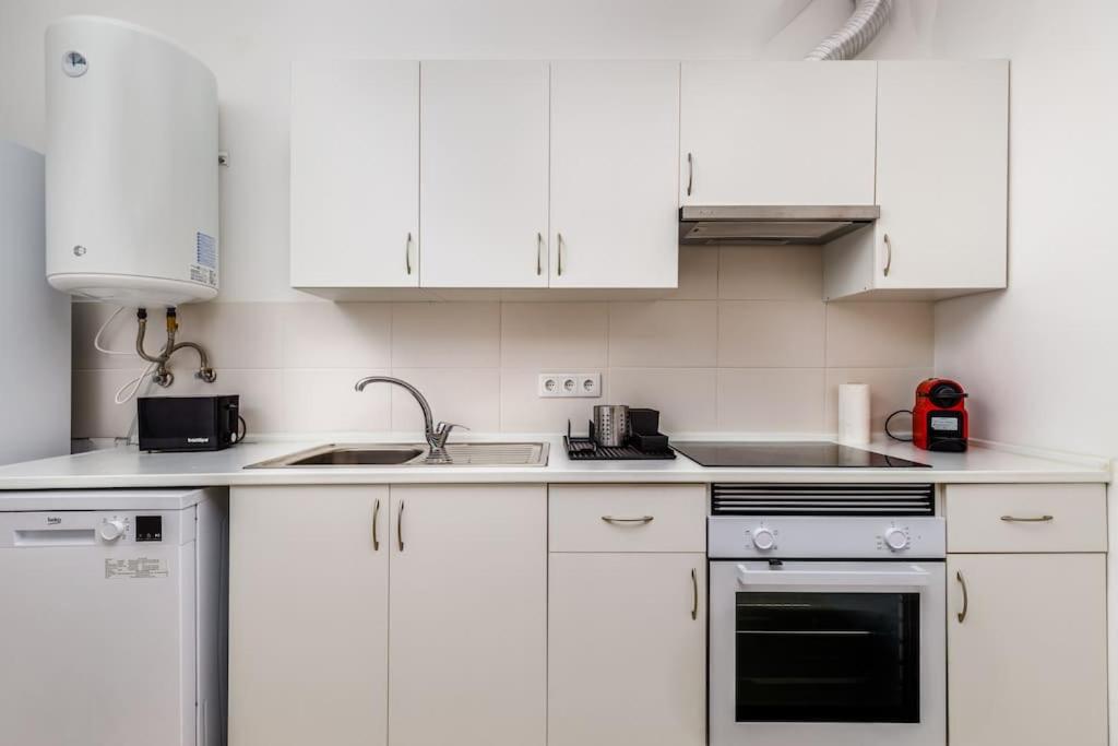 Bright and Spacious Two Bedroom Apt in Almada
