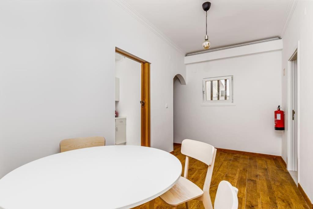 Bright and Spacious Two Bedroom Apt in Almada