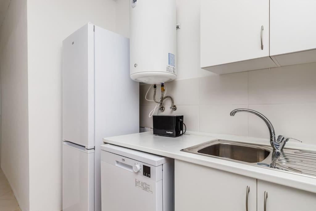 Bright and Spacious Two Bedroom Apt in Almada