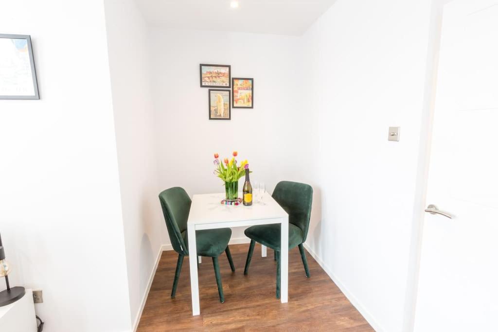 Chester Stays - Lovely apartment in the heart of Chester with free parking view 3