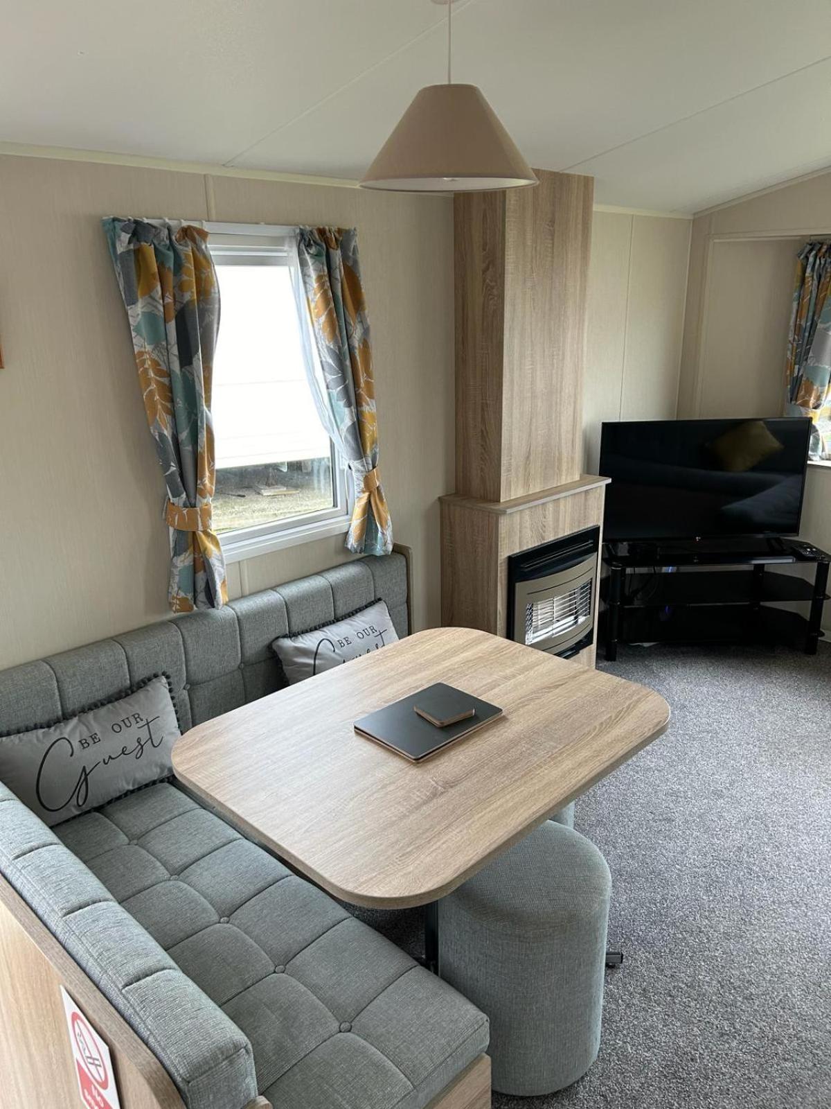 Delightful two bedroom caravan on Par Beach., photo 18