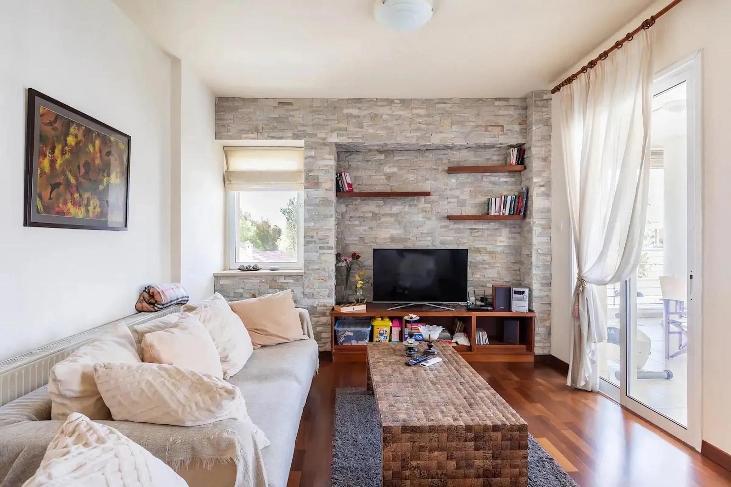 Hotel Warm Residence in the heart of the City Center - Balcony & view - Image 1