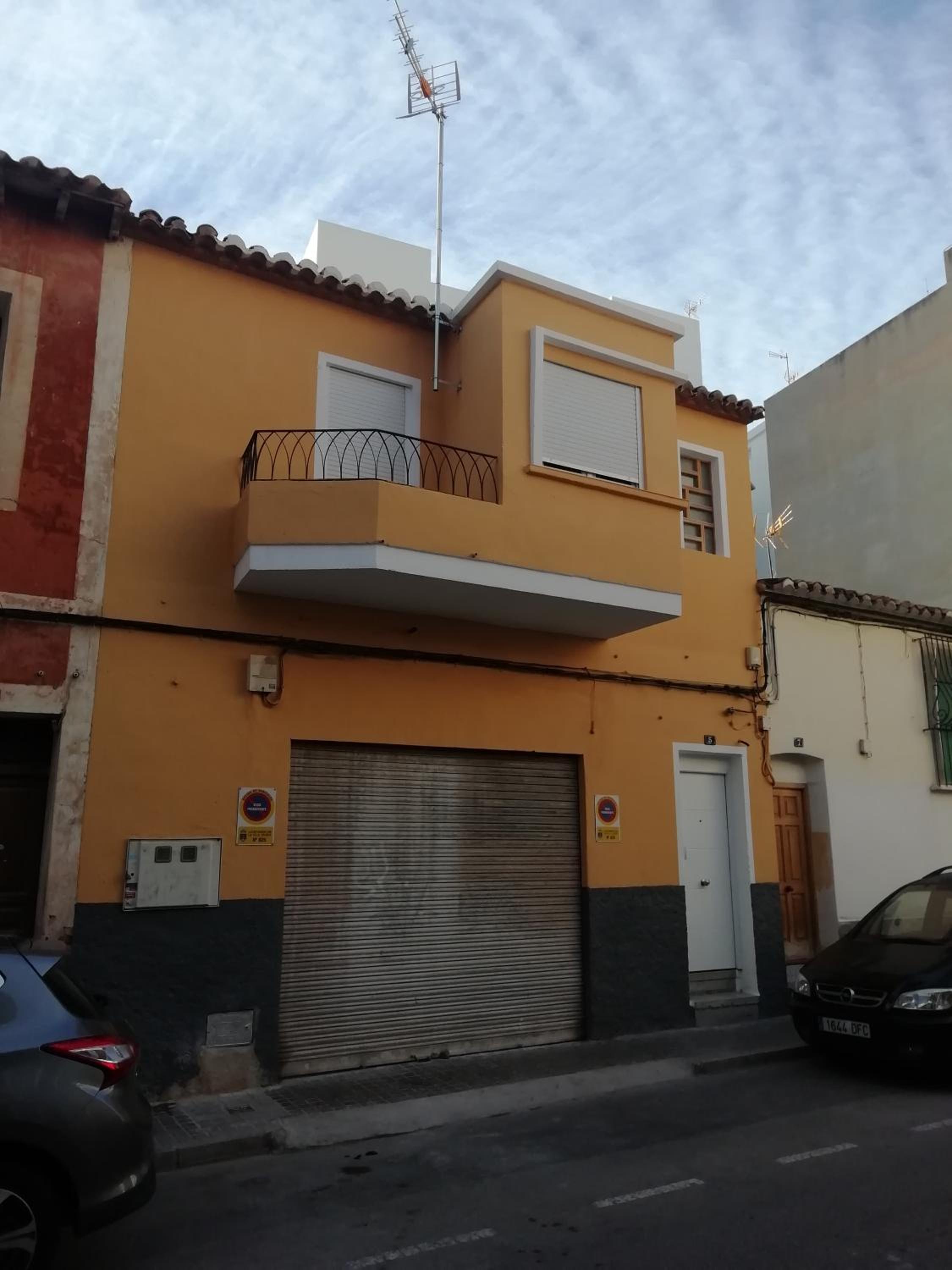 casa de tres habitaciones con parking bajo la casa photo 1