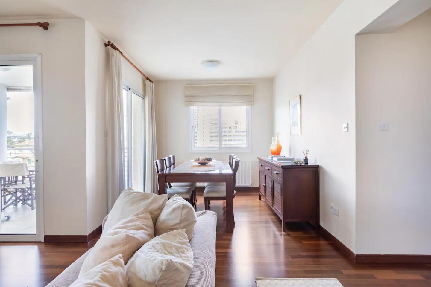 Warm Residence in the heart of the City Center - Balcony & view view 4