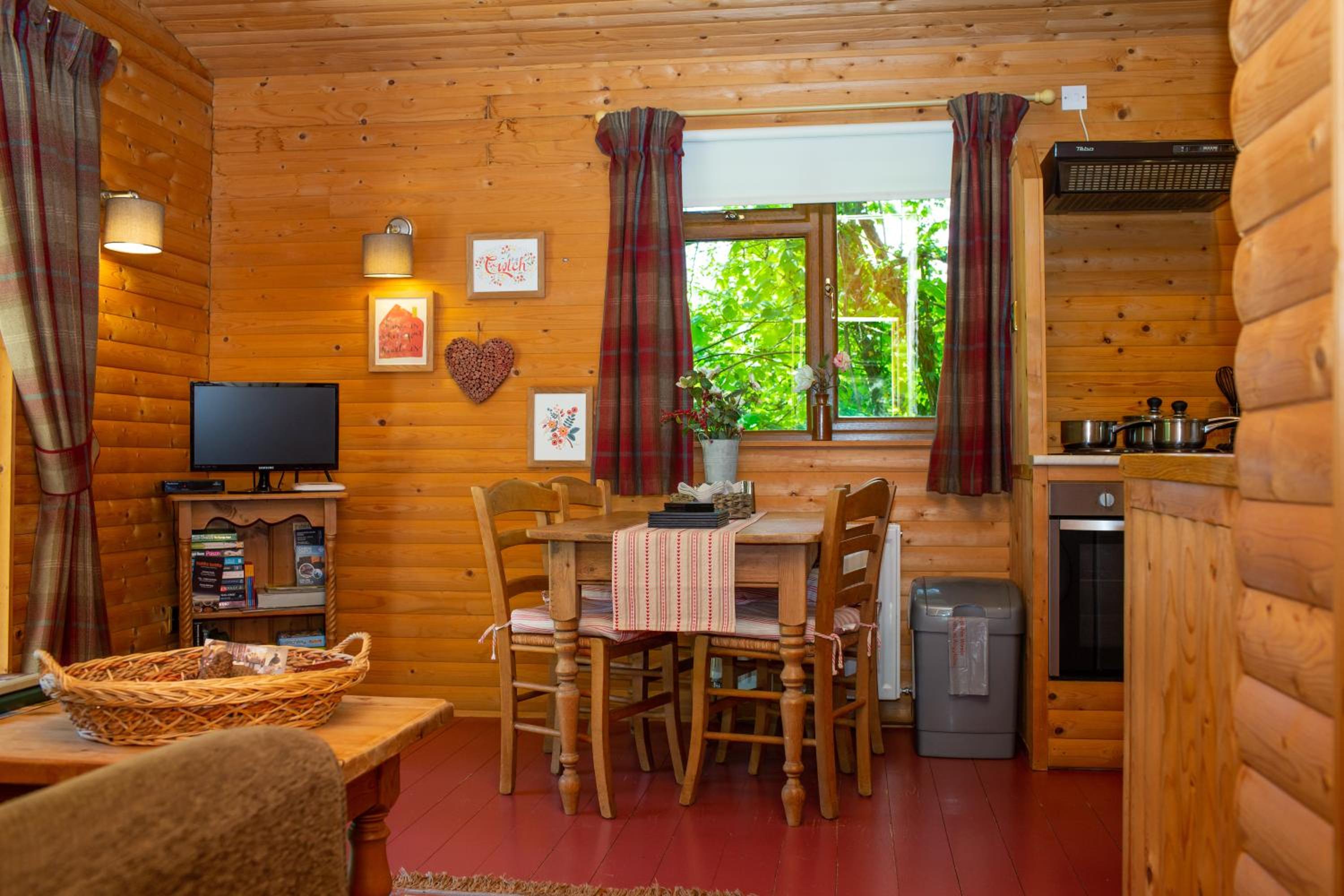 Fiddlers Green Log Cabin Tenby view 4