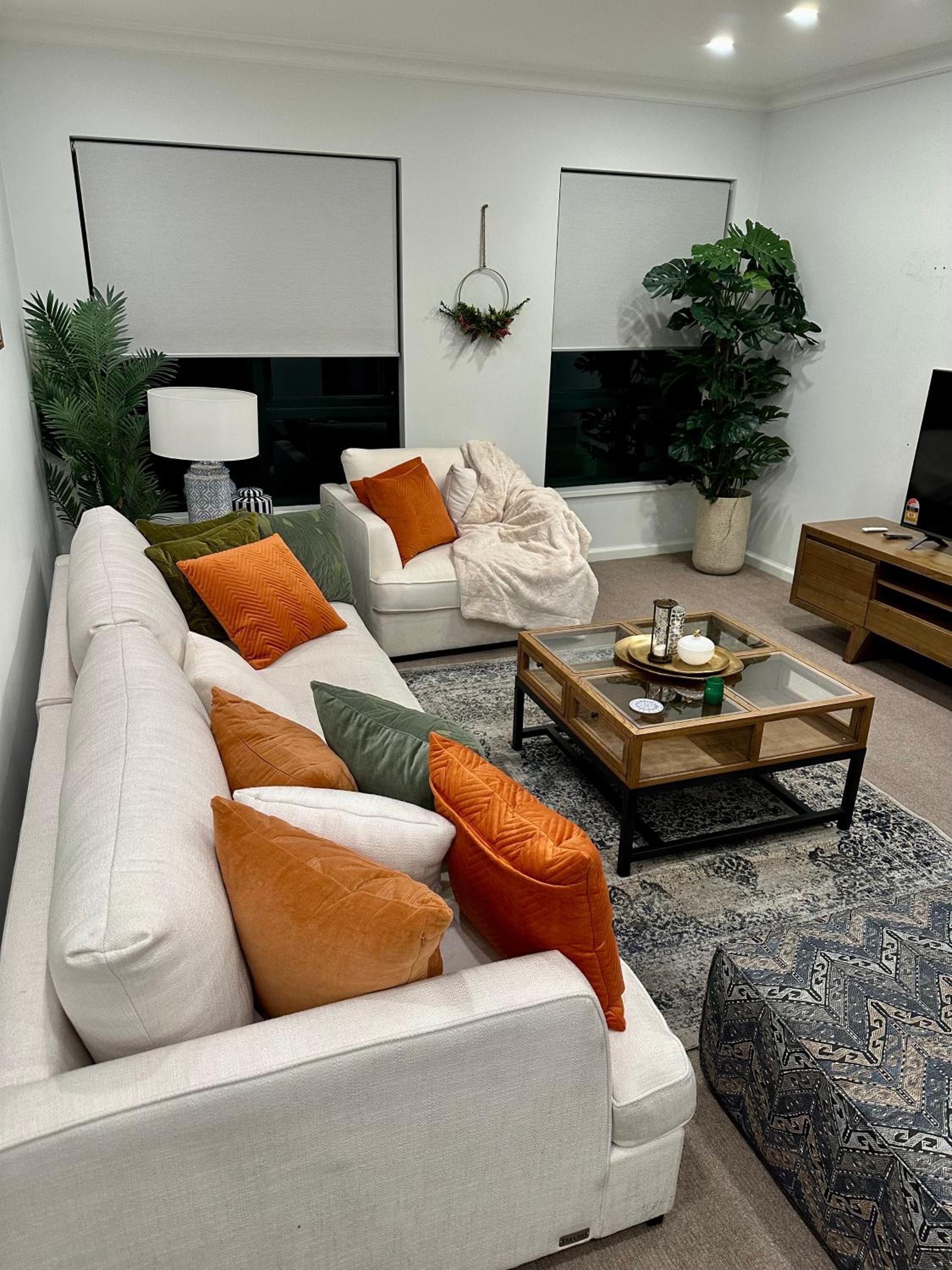 Private 1 Bed Accom with Bathroom in a 3 Bed Apartment - Melb CBD, Regency Towers - Free Parking, WiFi and Pool