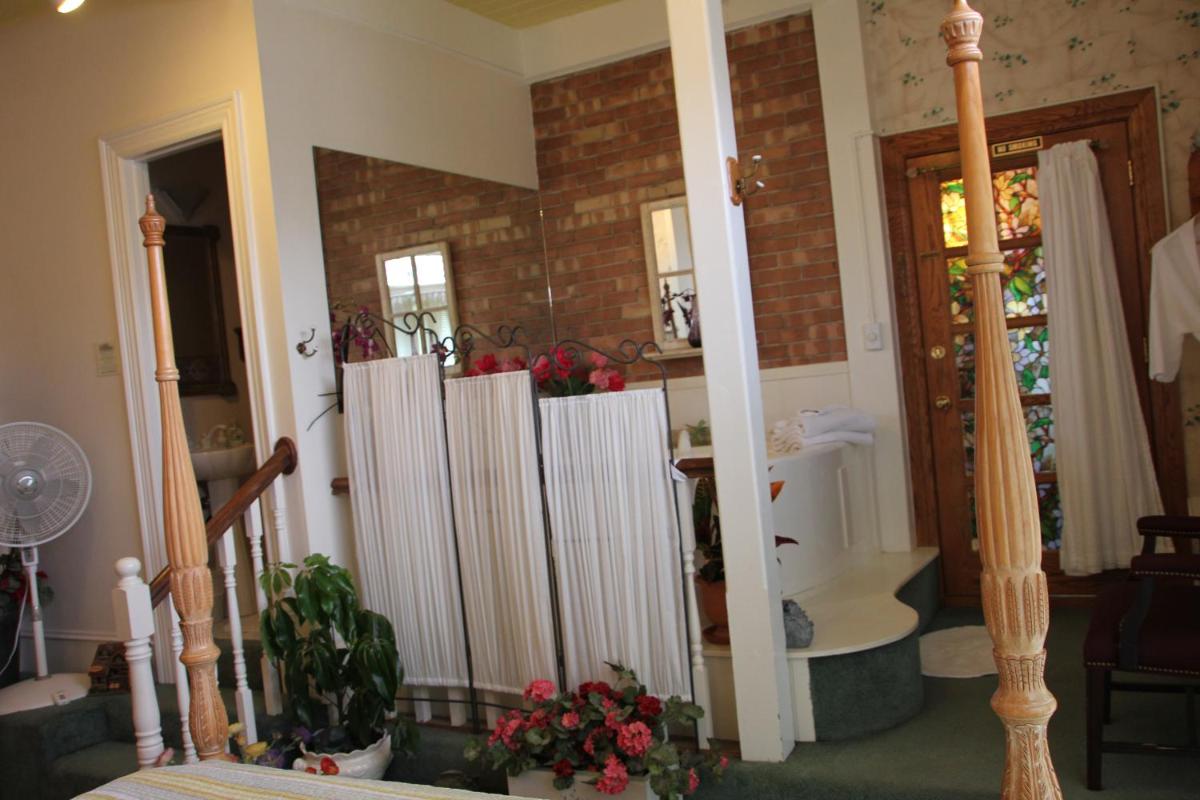 Hines Mansion - Property Image 25