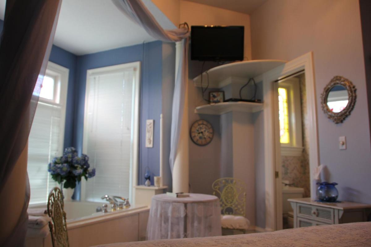 Hines Mansion - Property Image 28