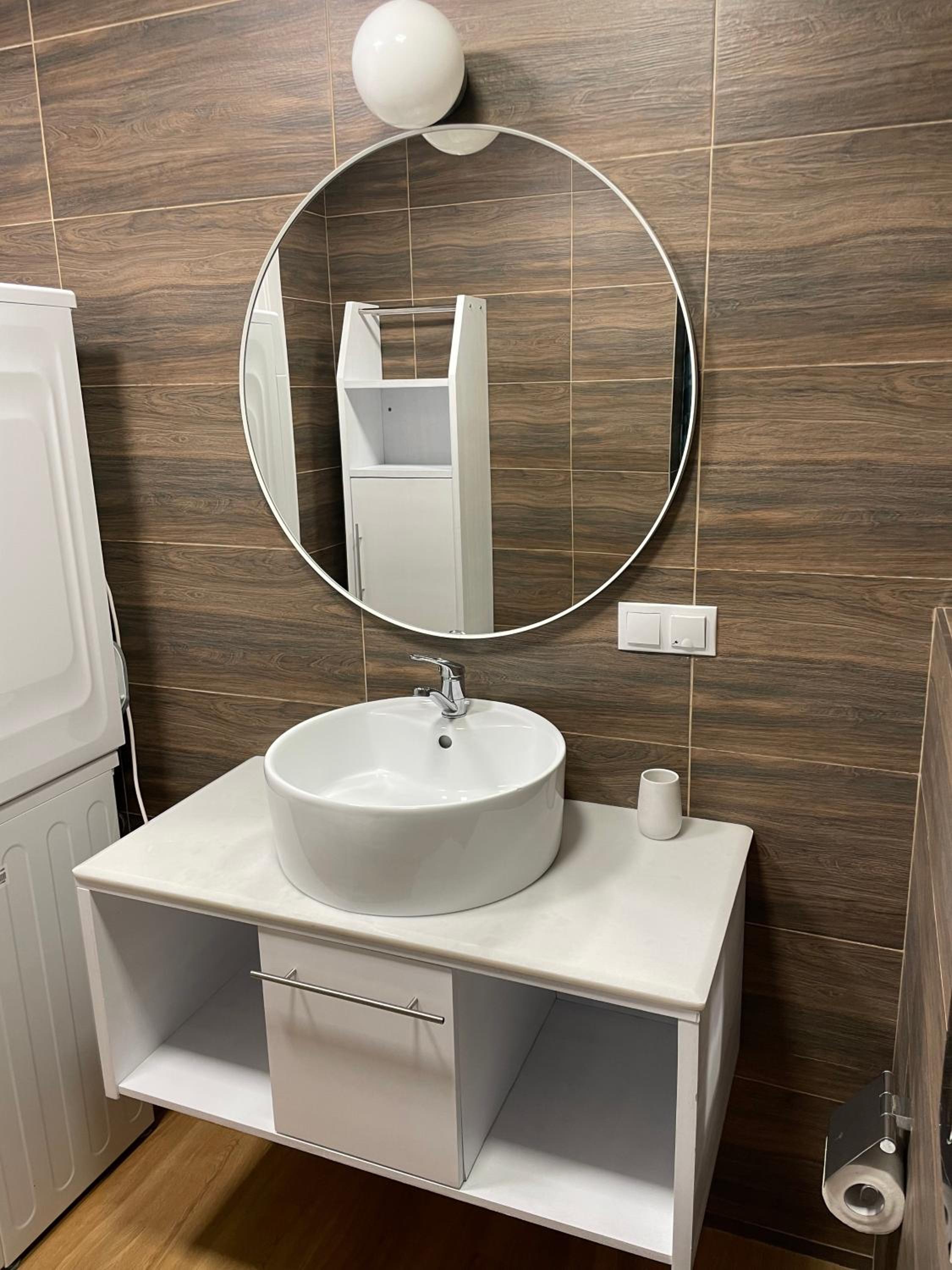 Cozy Urban Retreat with Self check-in and Netflix view 2