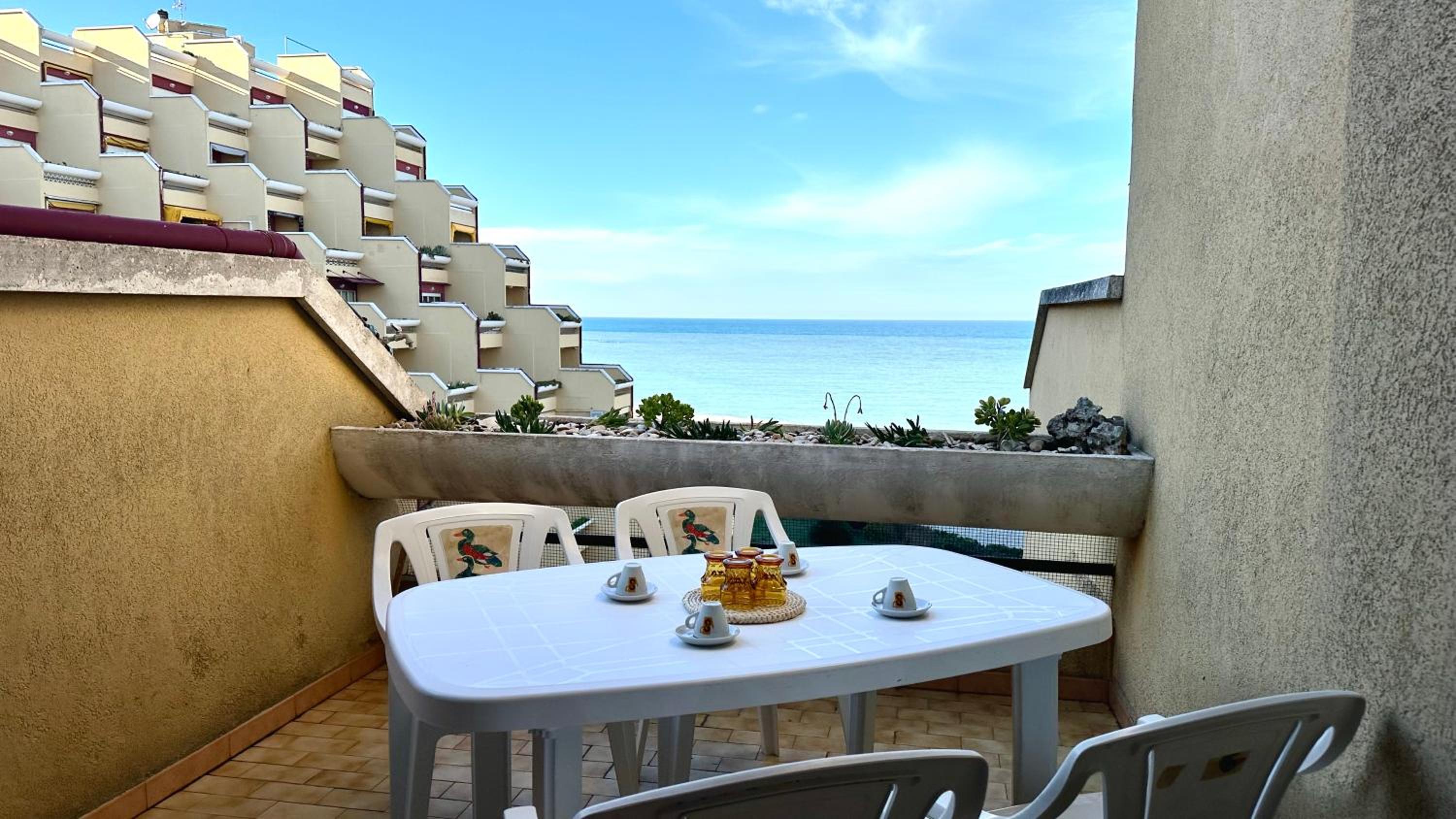 SE012 - Senigallia, monolocale fronte mare al residence Piramidi view 2