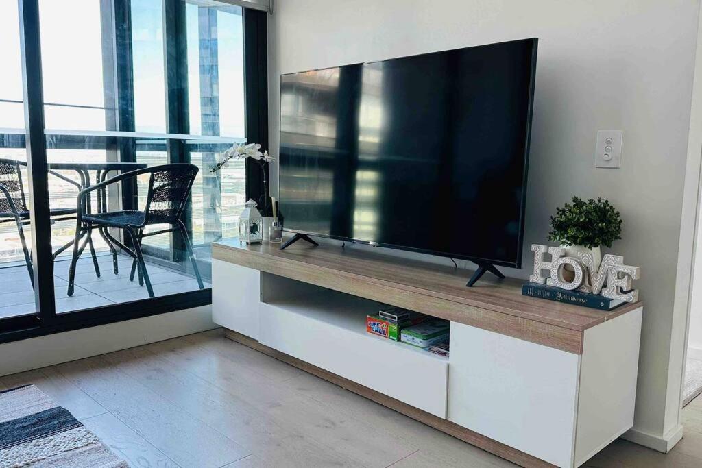 Free Parking Private Room in Docklands - Amazing View - Shared Washroom - Homestay with Host