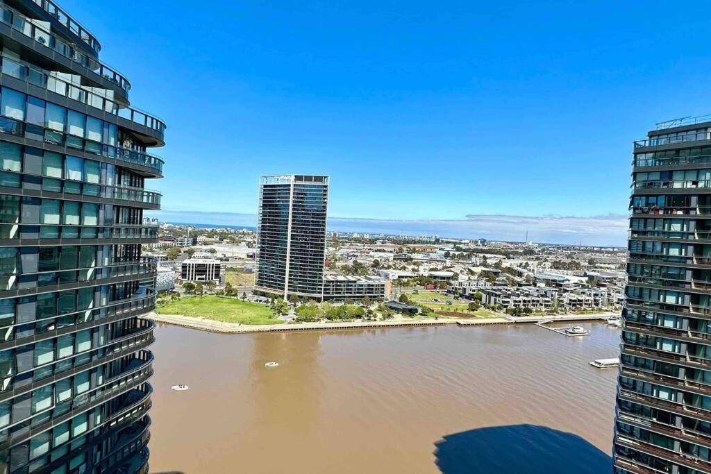 Free Parking Private Room in Docklands - Amazing View - Shared Washroom - Homestay with Host