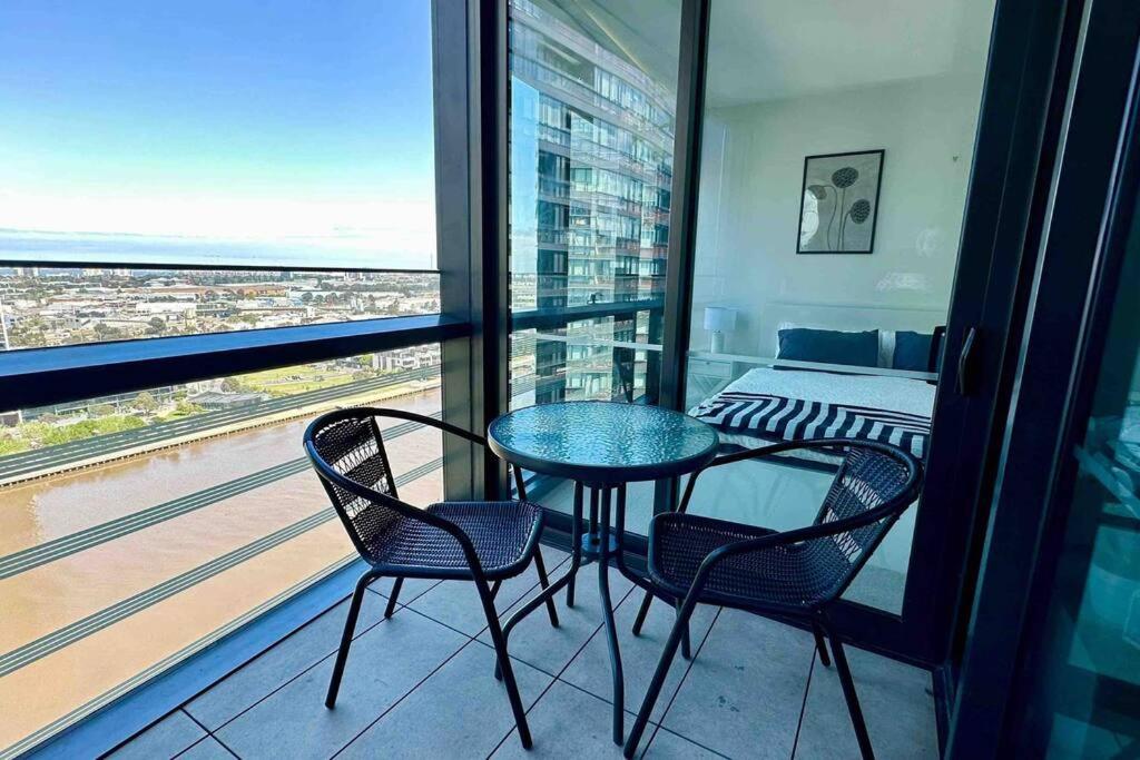 Free Parking Private Room in Docklands - Amazing View - Shared Washroom - Homestay with Host