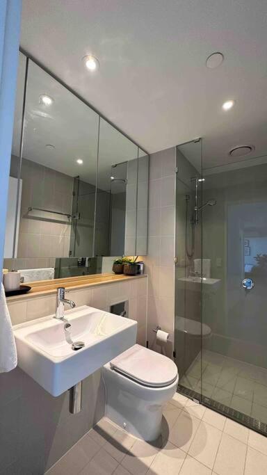 Free Parking Private Room in Docklands - Amazing View - Shared Washroom - Homestay with Host