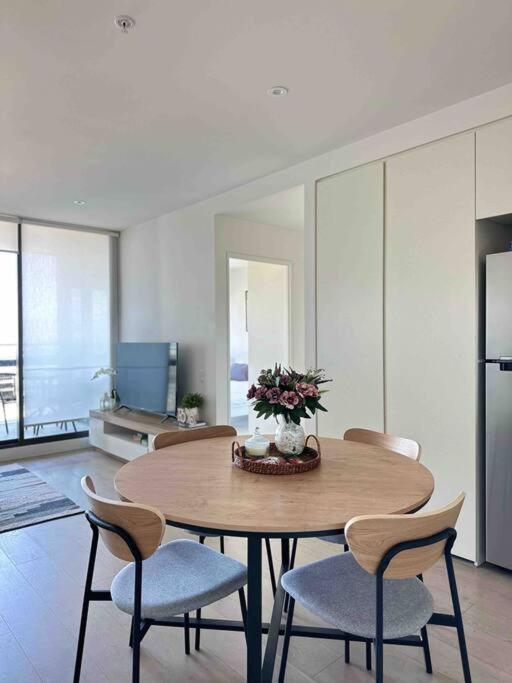 Free Parking Private Room in Docklands - Amazing View - Shared Washroom - Homestay with Host