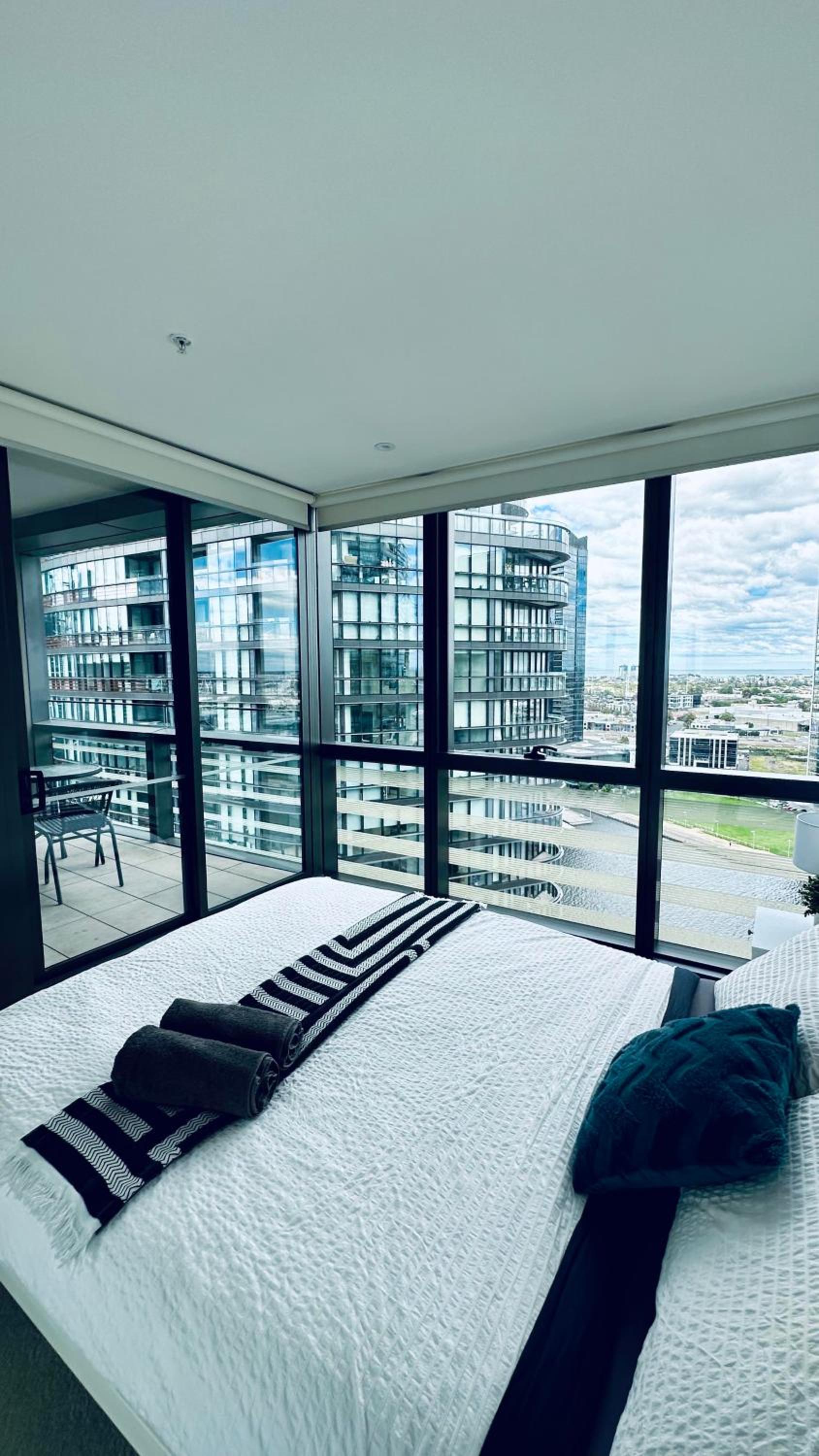 Free Parking Private Room in Docklands - Amazing View - Shared Washroom - Homestay with Host