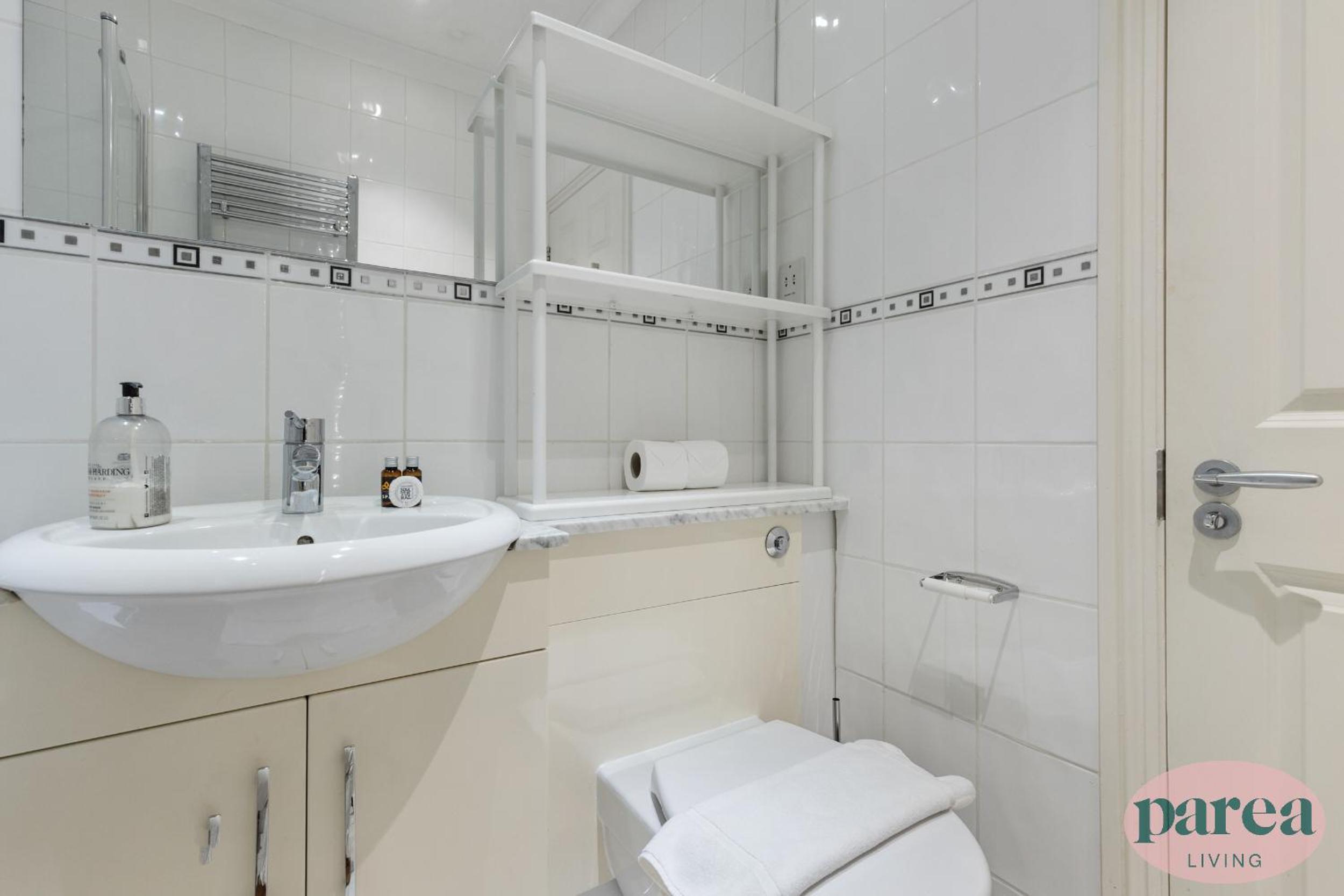 Parea Living - Notting Hill, Stylish 1-Bedroom Flat, Private Gardens, Remote Working