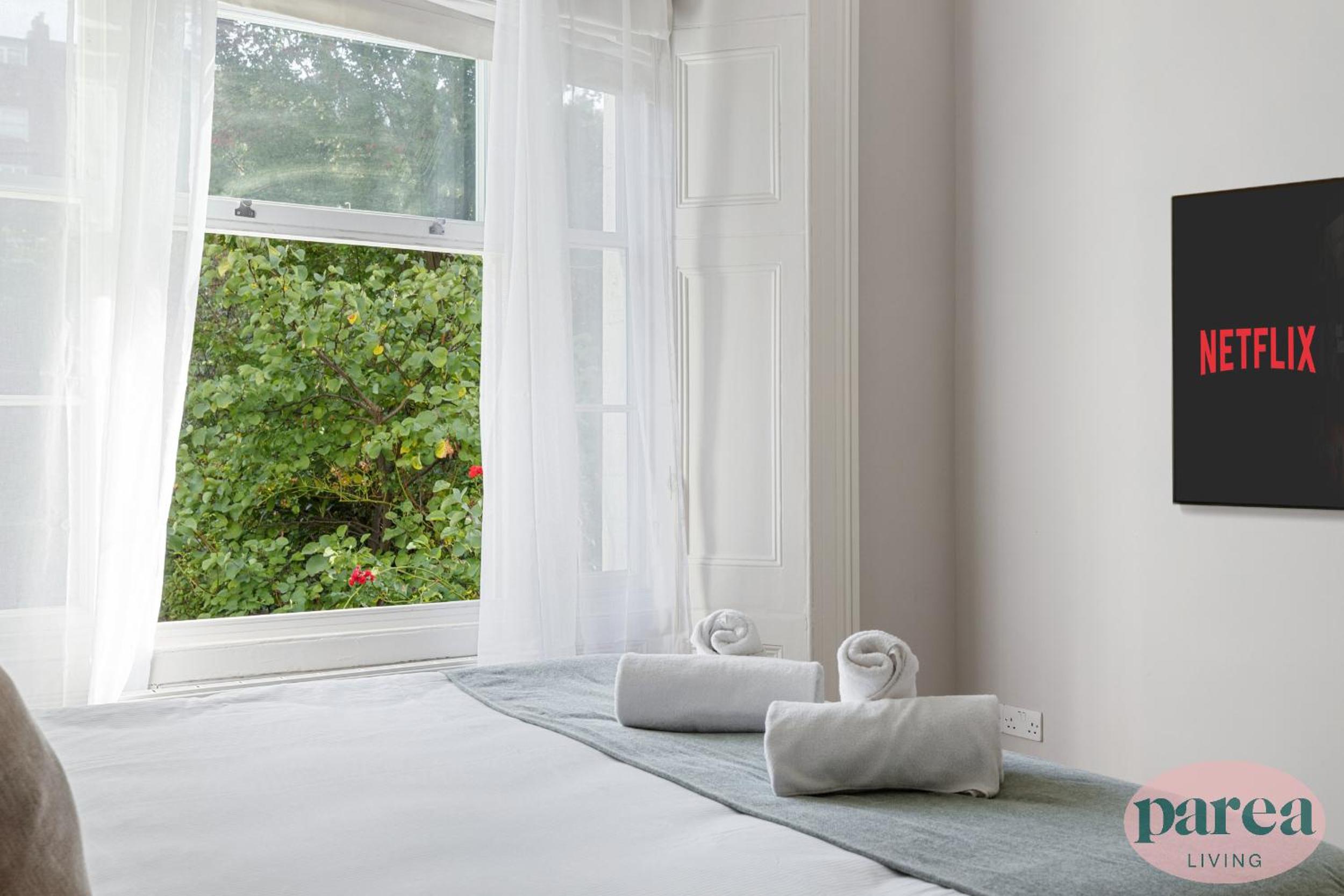 Parea Living - Notting Hill, Stylish 1-Bedroom Flat, Private Gardens, Remote Working