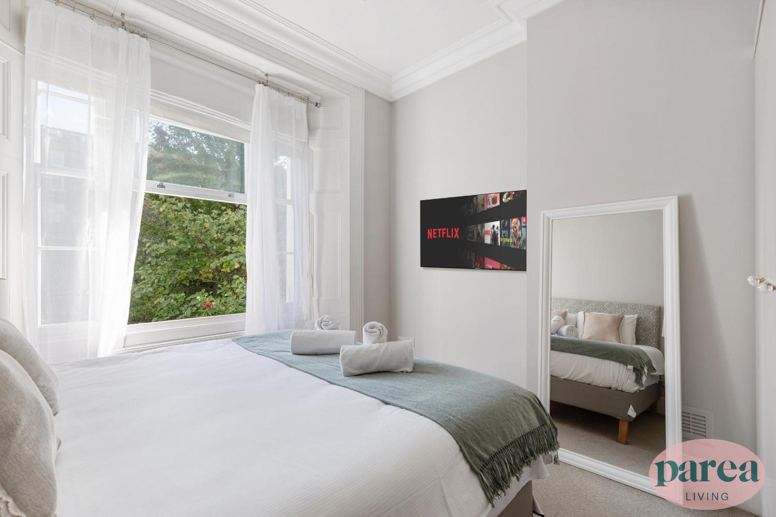 Parea Living - Notting Hill, Stylish 1-Bedroom Flat, Private Gardens, Remote Working