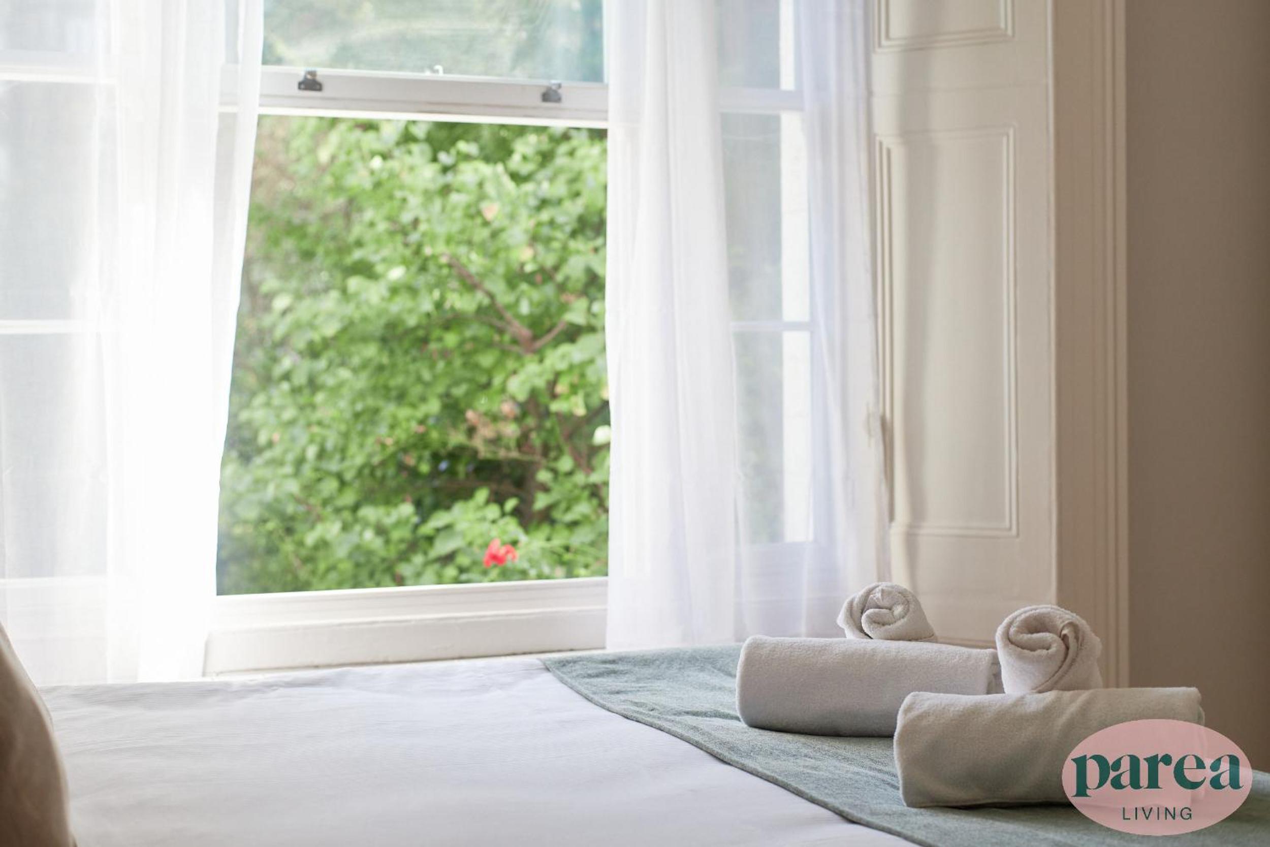 Parea Living - Notting Hill, Stylish 1-Bedroom Flat, Private Gardens, Remote Working
