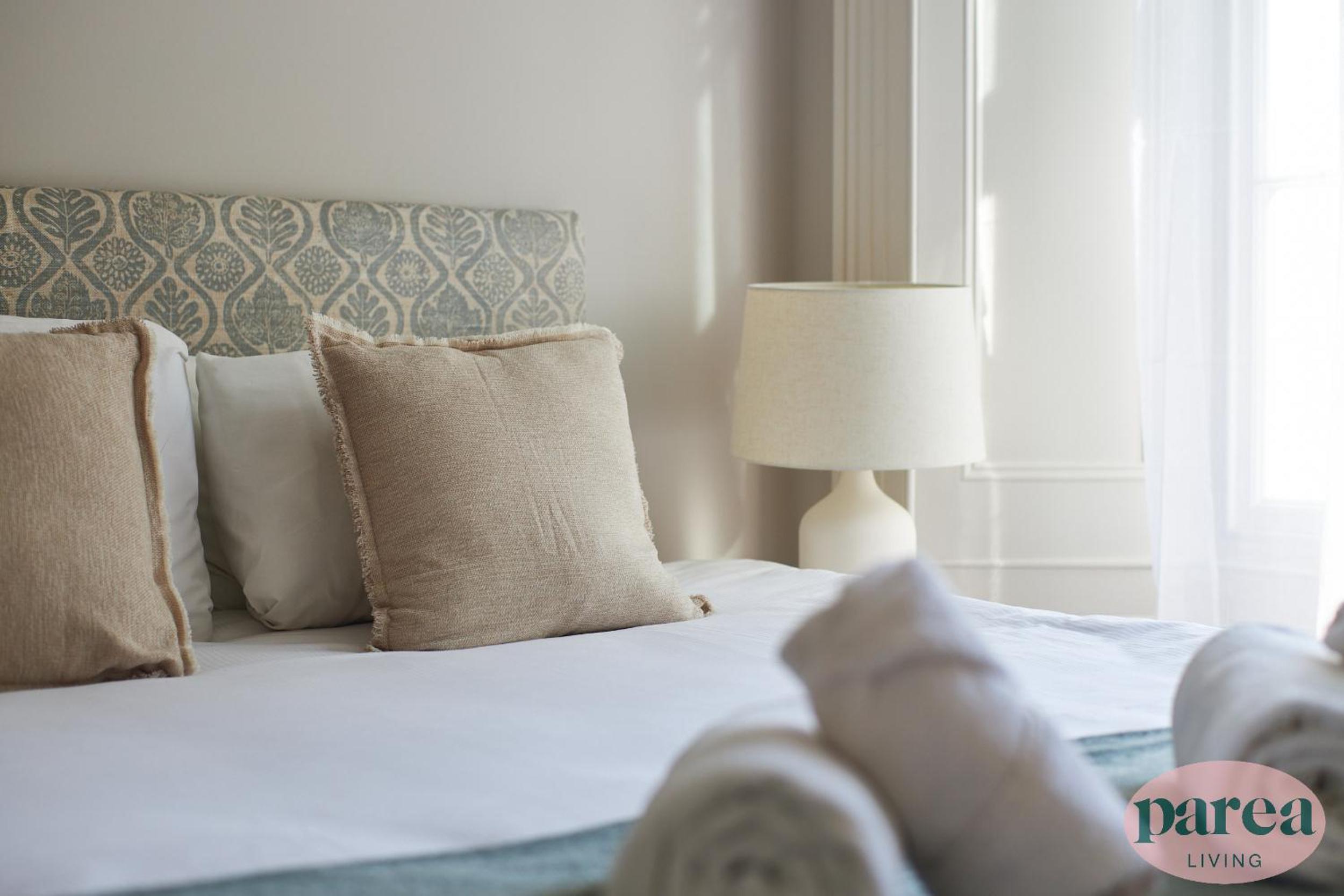 Parea Living - Notting Hill, Stylish 1-Bedroom Flat, Private Gardens, Remote Working
