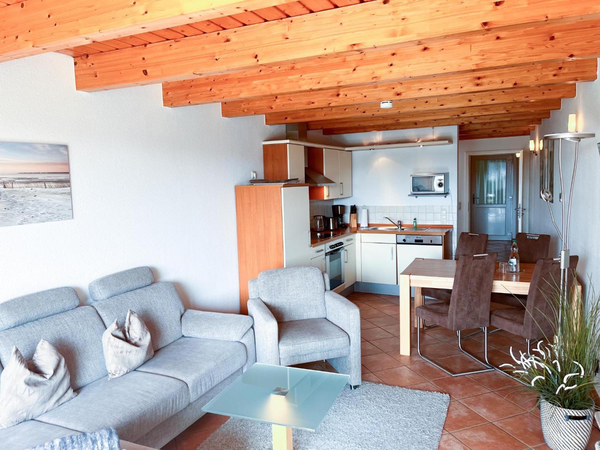 Großzügige Wohnung mit zwei Bädern, Terrasse und Balkon