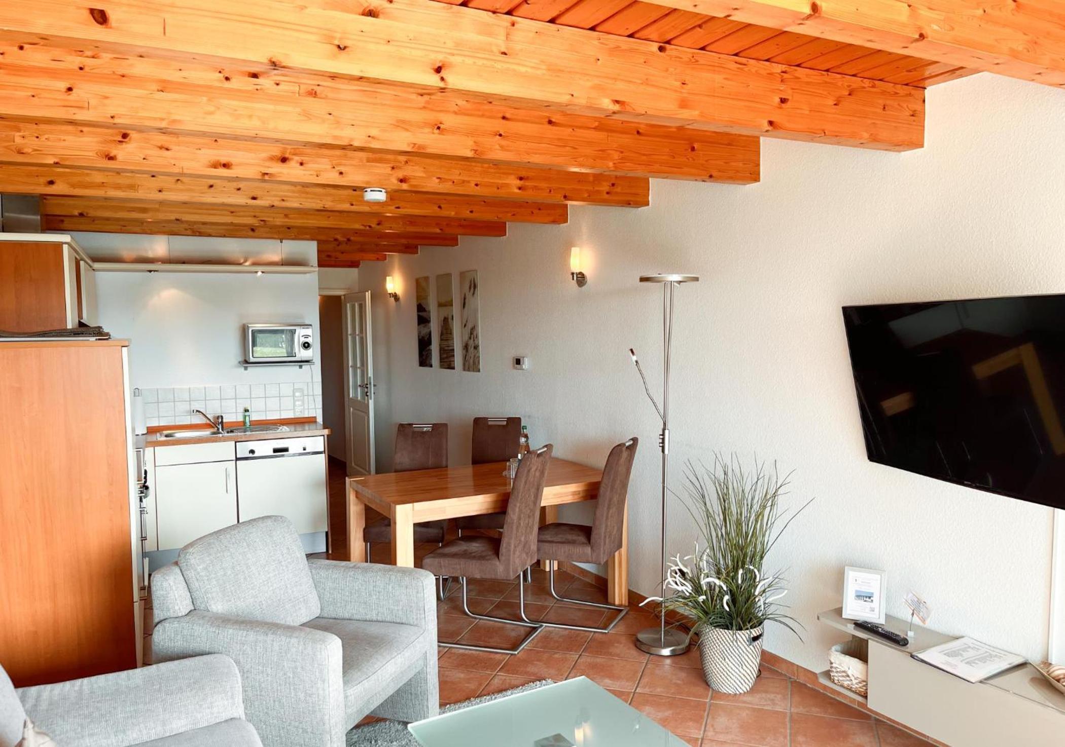 Großzügige Wohnung mit zwei Bädern, Terrasse und Balkon