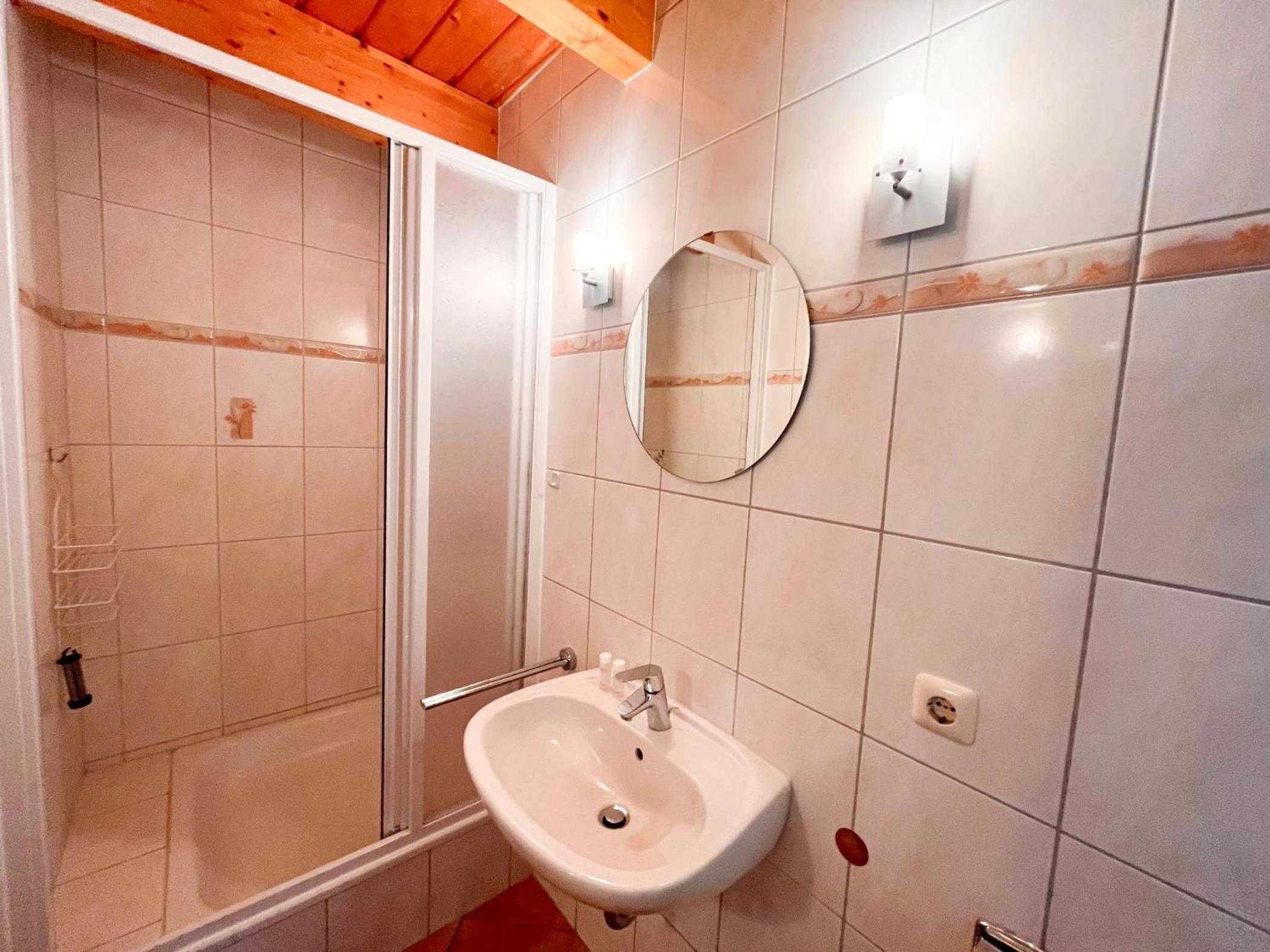 Großzügige Wohnung mit zwei Bädern, Terrasse und Balkon