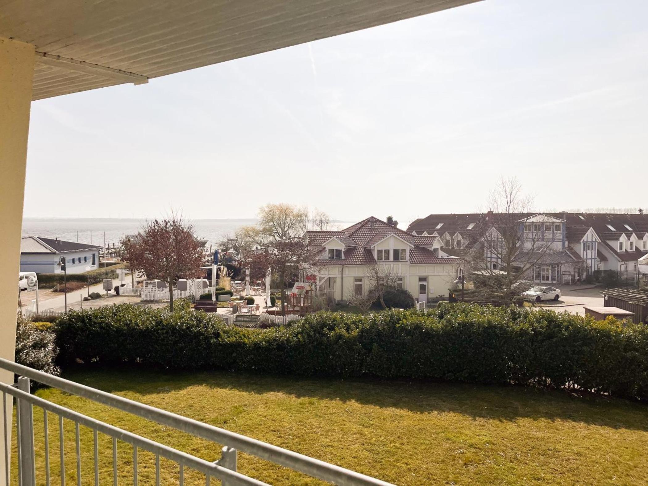Großzügige Wohnung mit zwei Bädern, Terrasse und Balkon