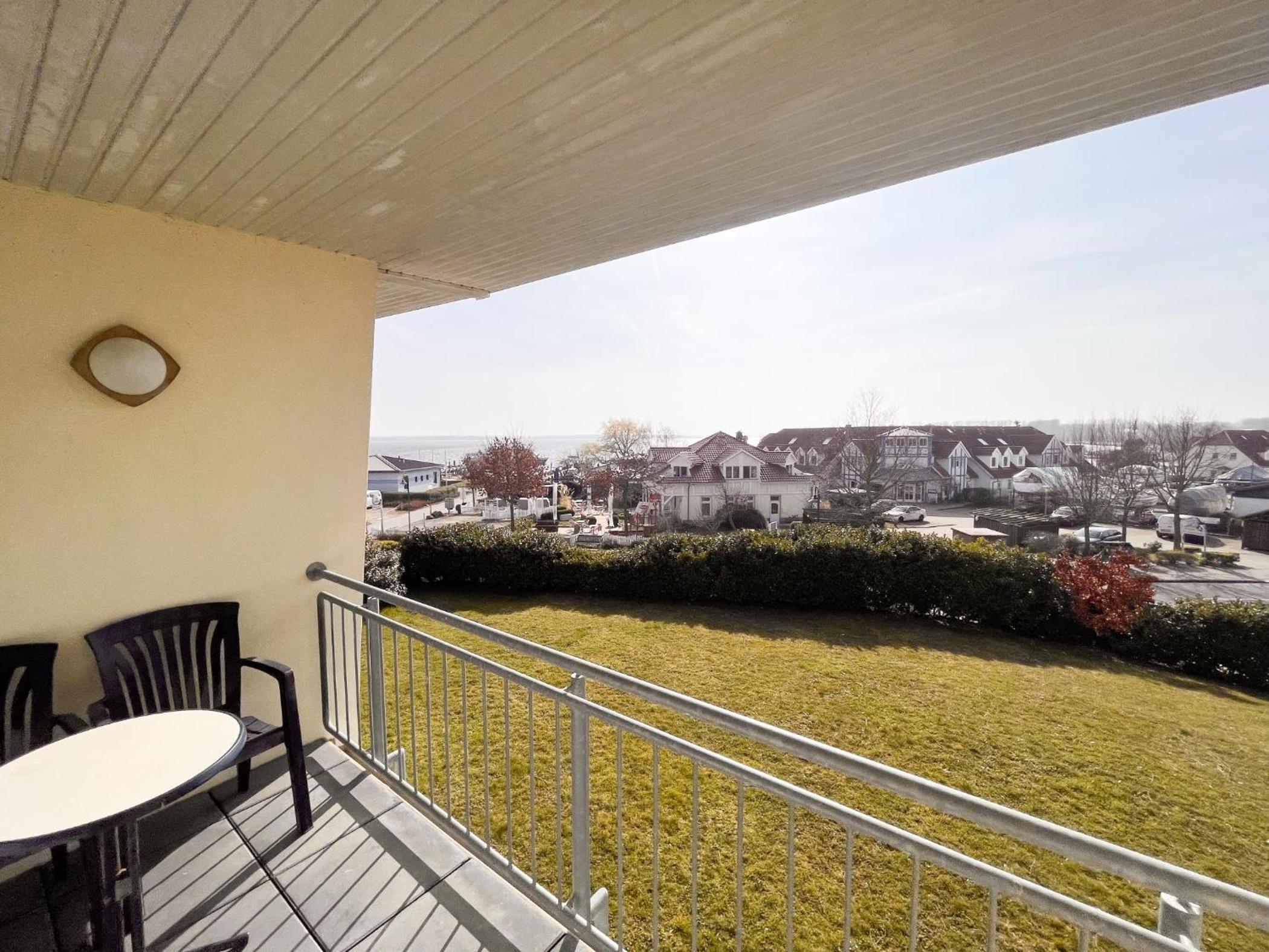 Großzügige Wohnung mit zwei Bädern, Terrasse und Balkon