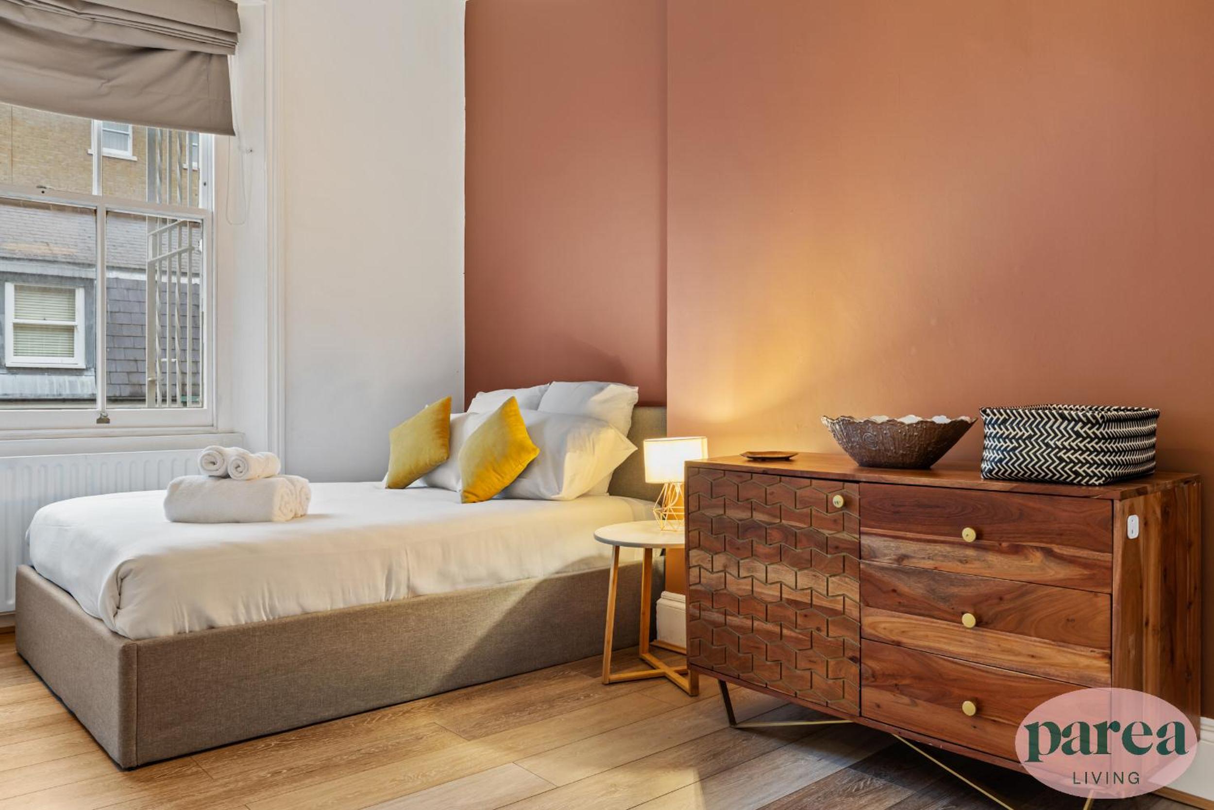 Parea Living - South Kensington, Elegant 1-Bedroom Flat, WFH Desk