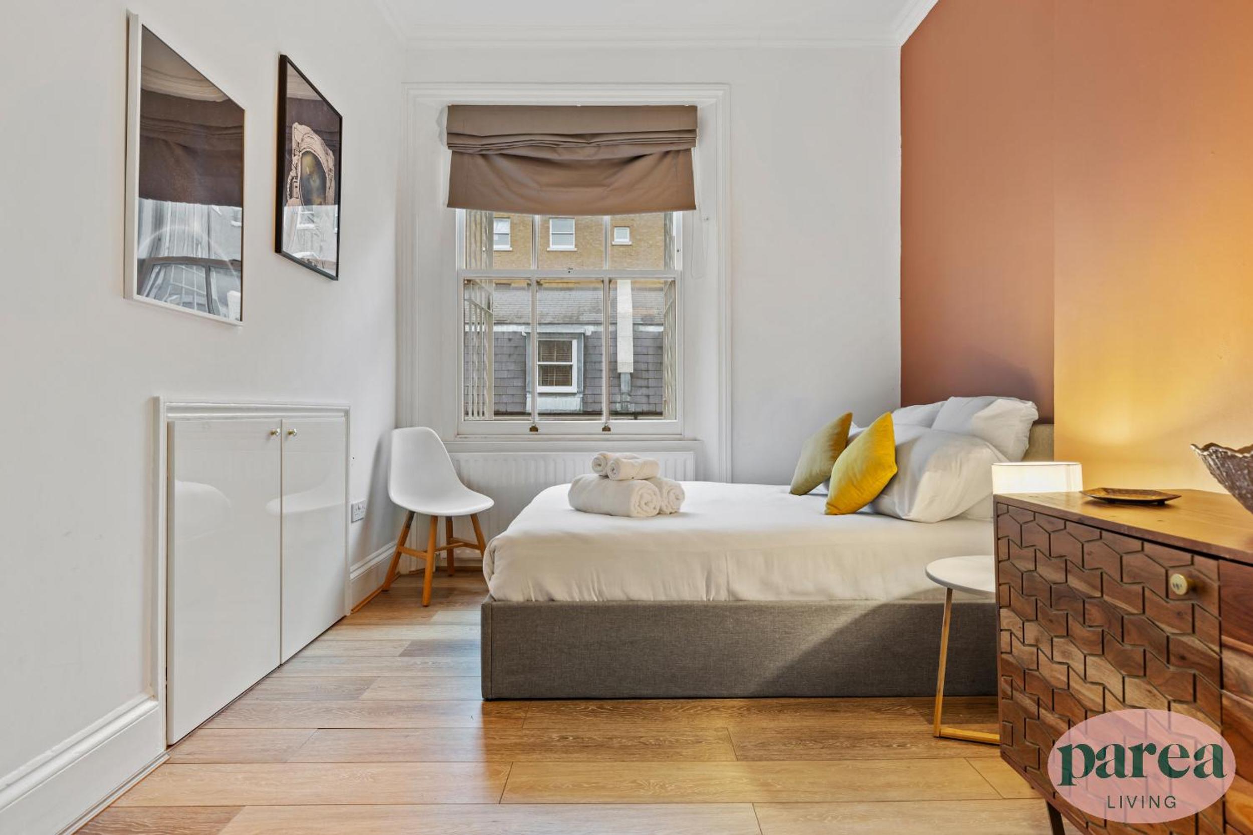 Parea Living - South Kensington, Elegant 1-Bedroom Flat, WFH Desk