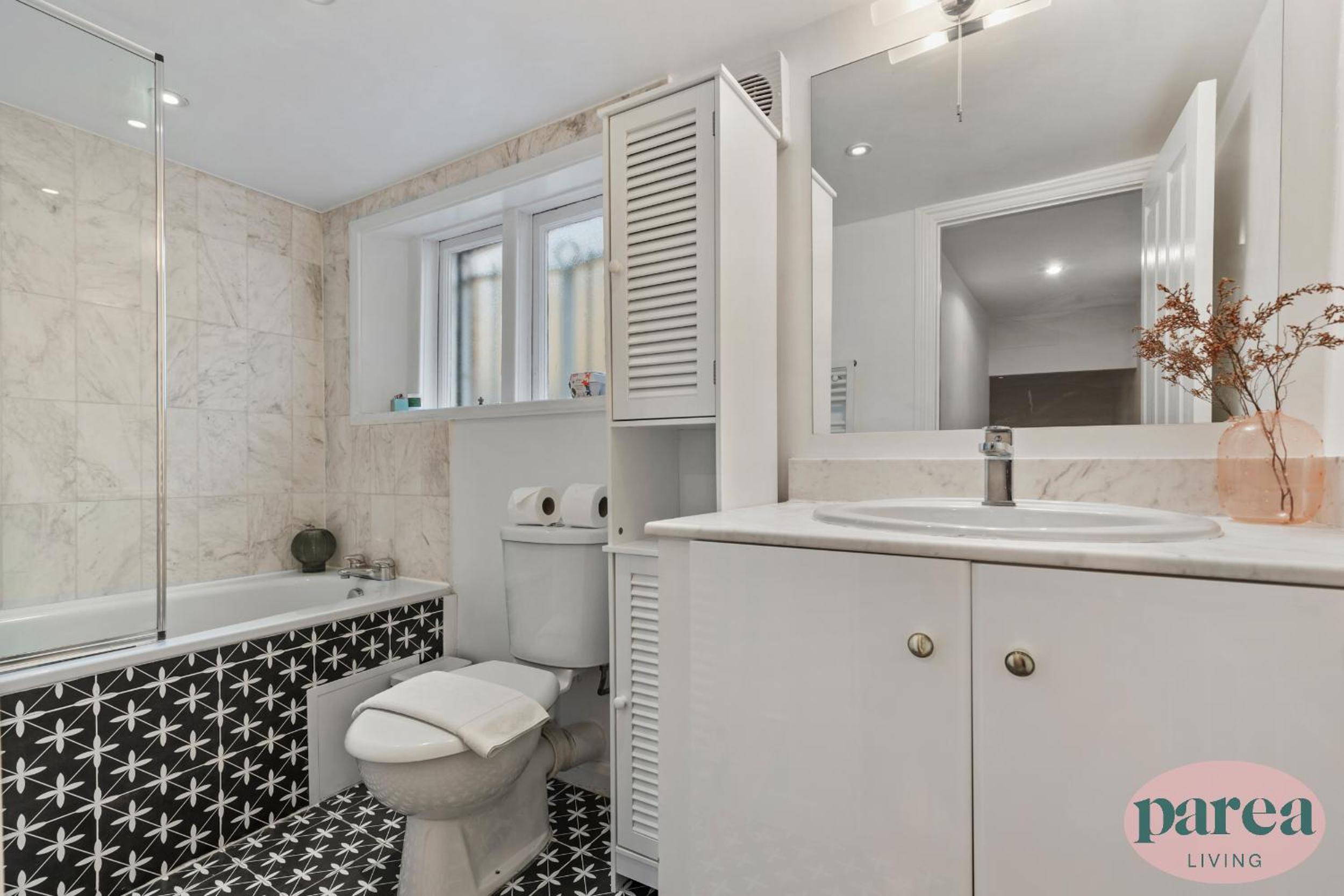 Parea Living - South Kensington, Elegant 1-Bedroom Flat, WFH Desk