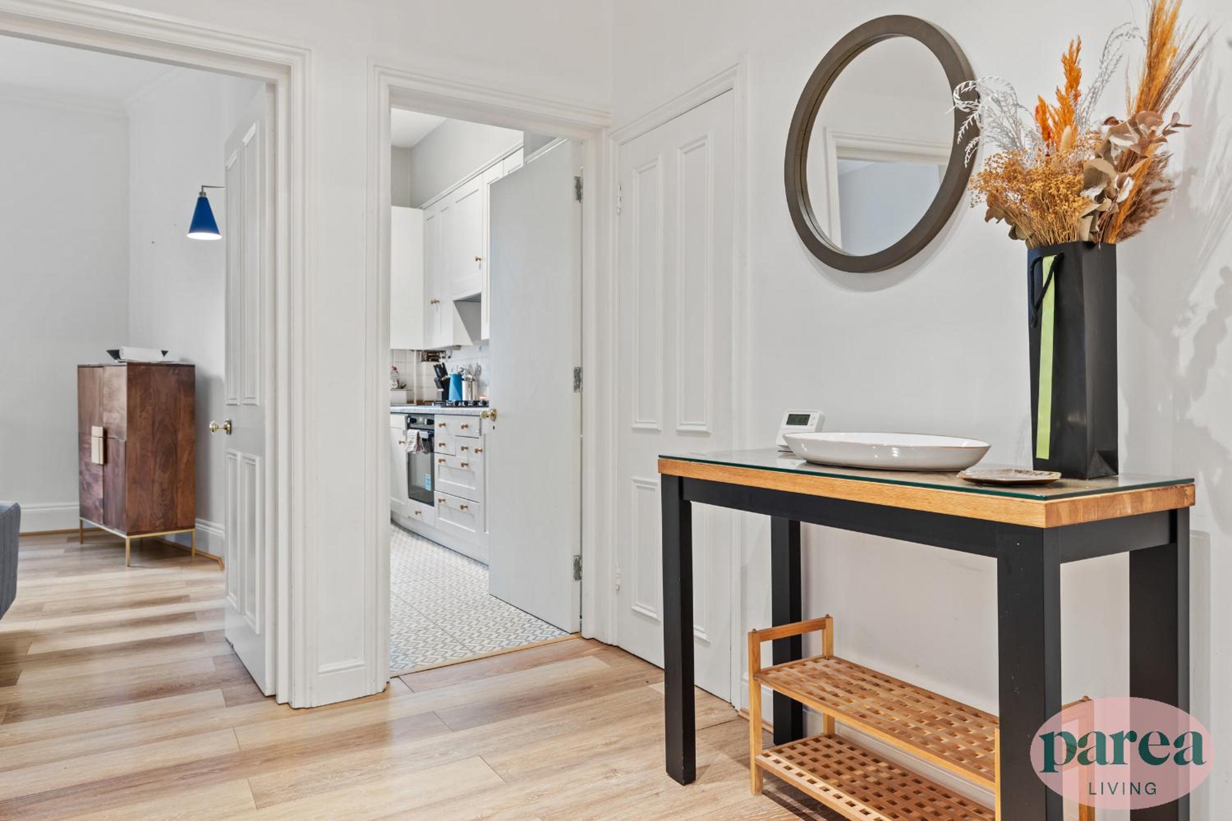 Parea Living - South Kensington, Elegant 1-Bedroom Flat, WFH Desk
