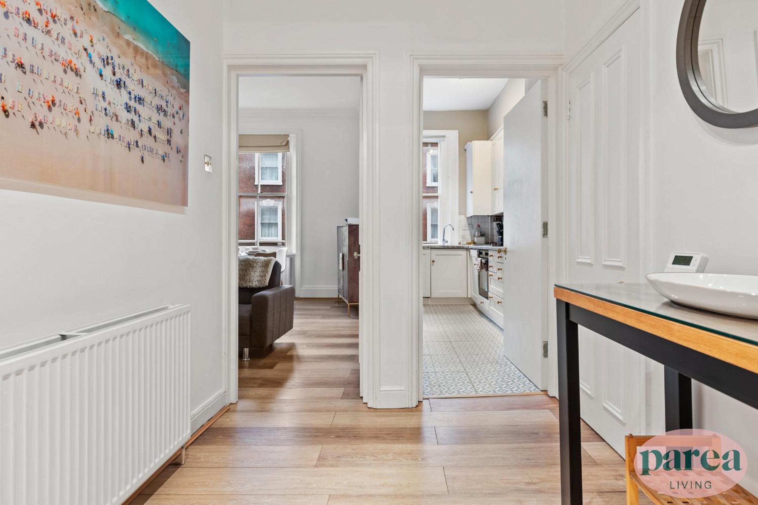 Parea Living - South Kensington, Elegant 1-Bedroom Flat, WFH Desk