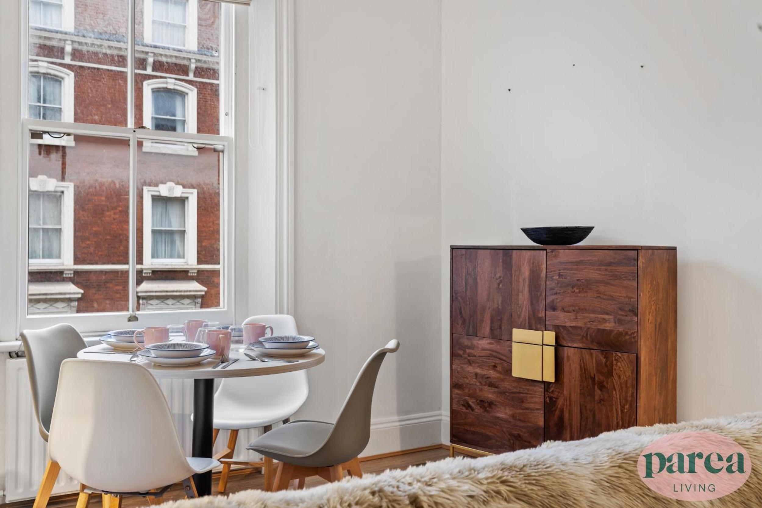 Parea Living - South Kensington, Elegant 1-Bedroom Flat, WFH Desk