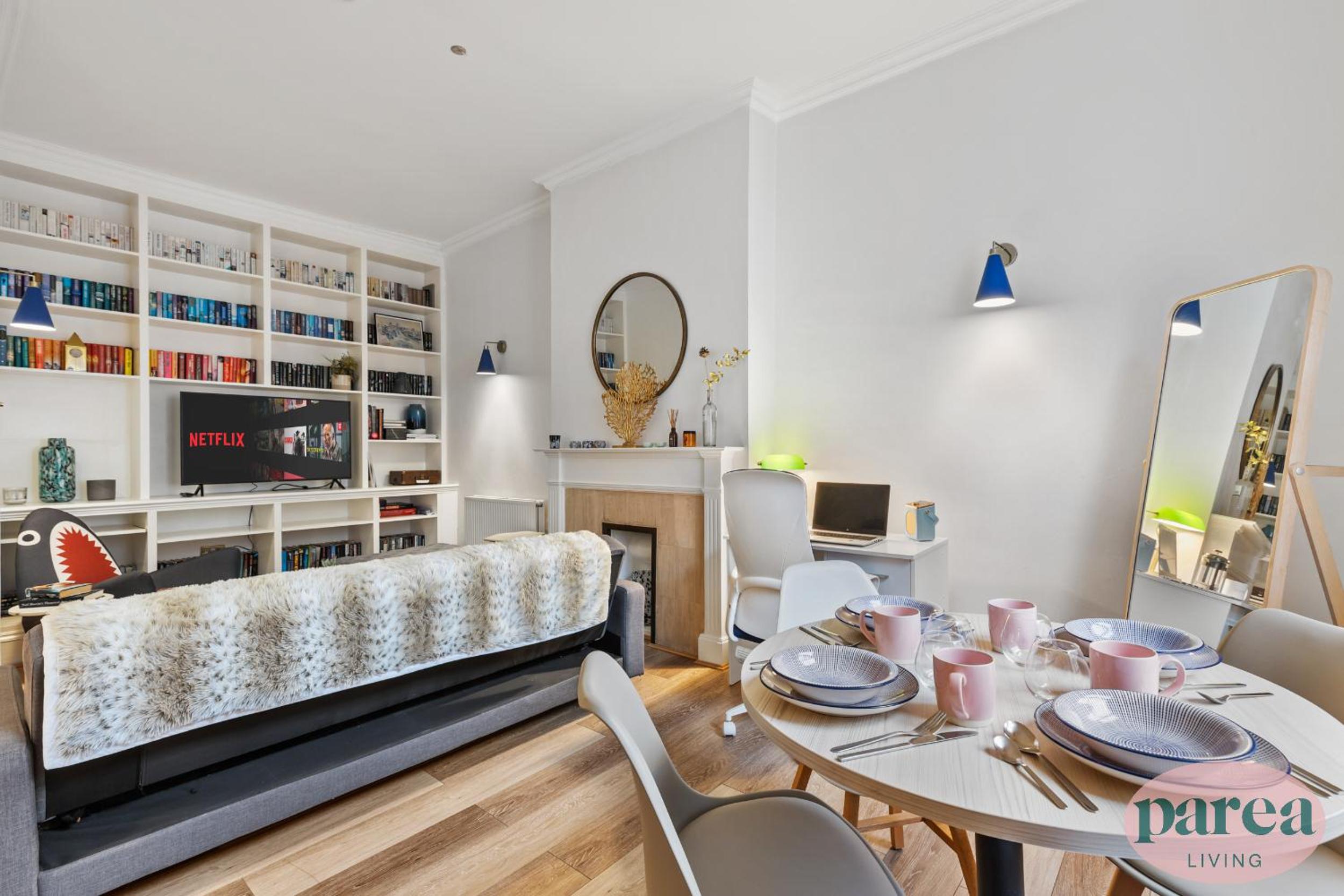 Parea Living - South Kensington, Elegant 1-Bedroom Flat, WFH Desk
