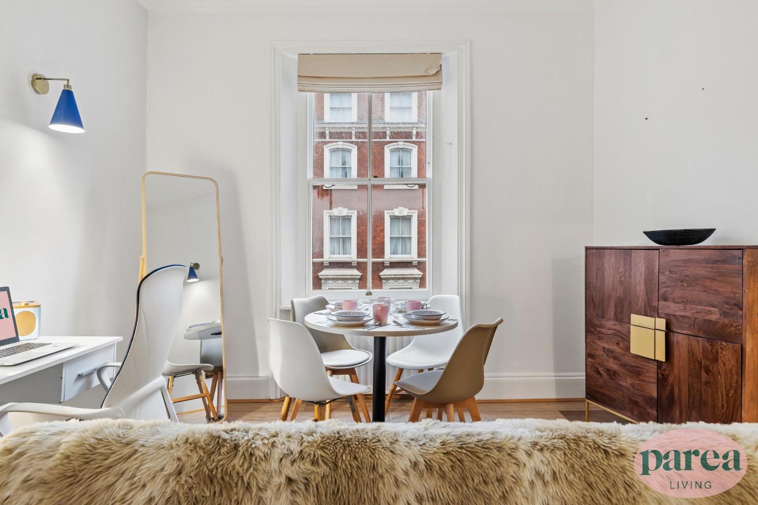 Parea Living - South Kensington, Elegant 1-Bedroom Flat, WFH Desk