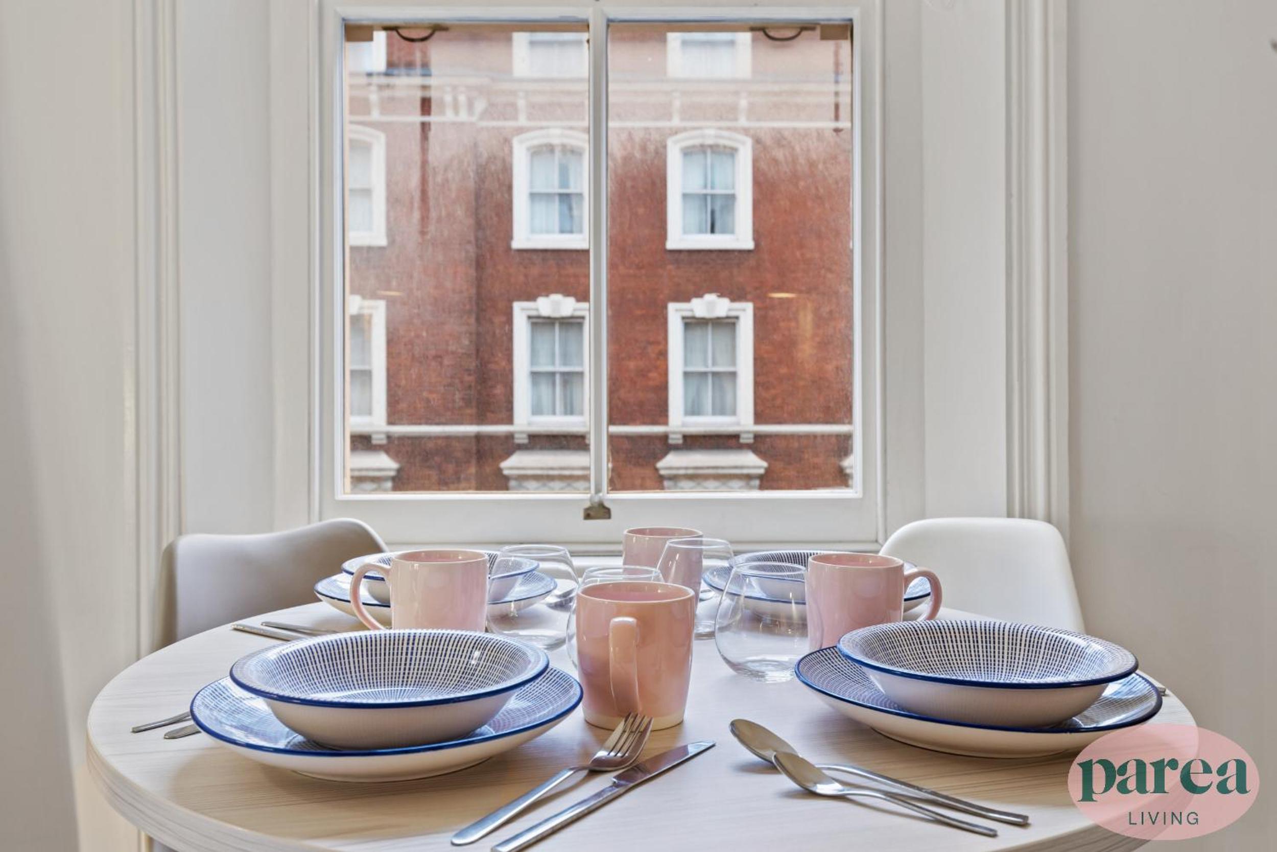 Parea Living - South Kensington, Elegant 1-Bedroom Flat, WFH Desk