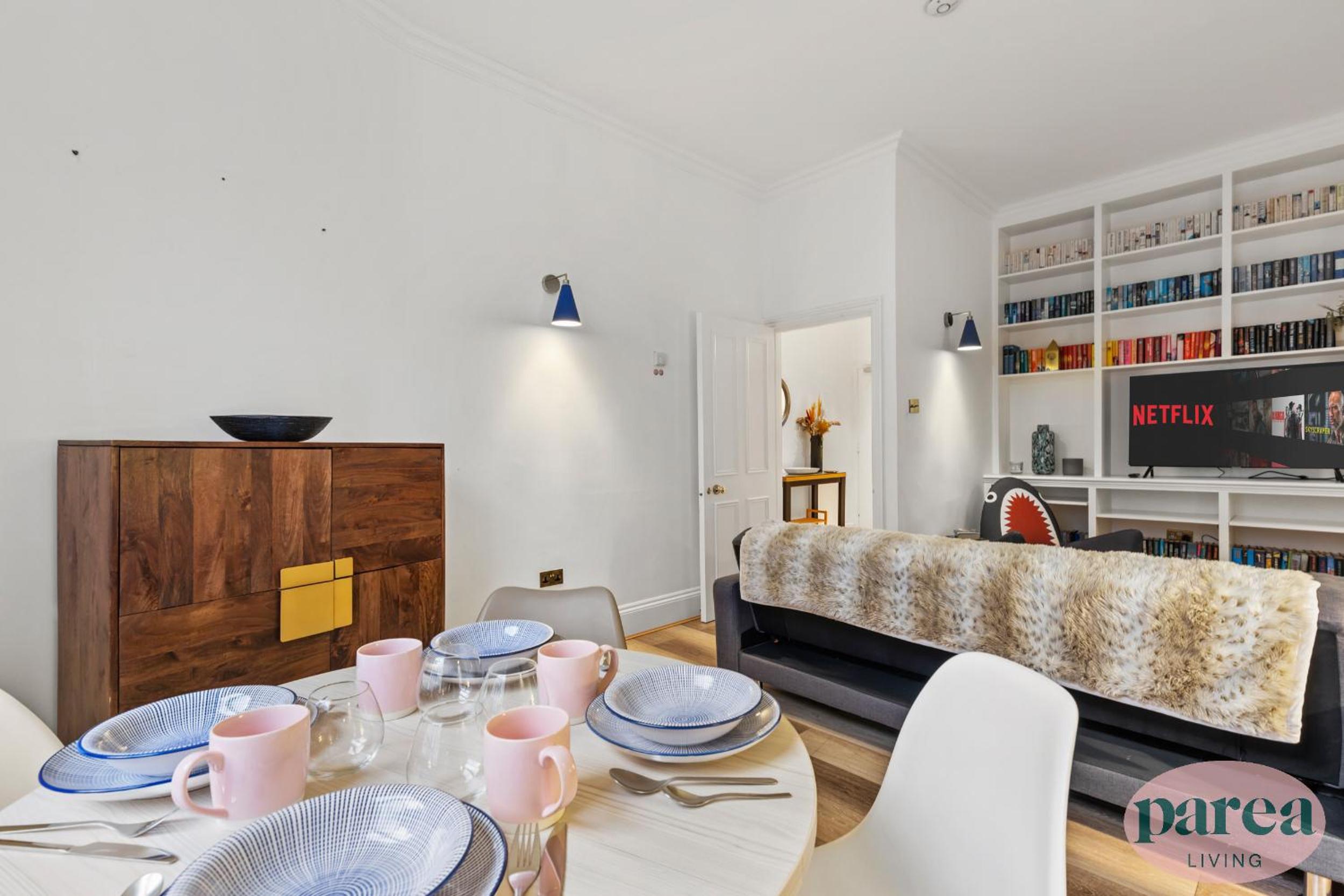 Parea Living - South Kensington, Elegant 1-Bedroom Flat, WFH Desk