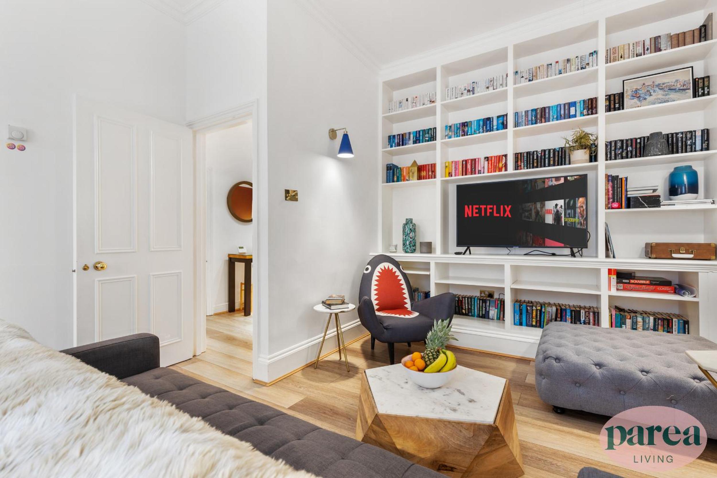 Parea Living - South Kensington, Elegant 1-Bedroom Flat, WFH Desk