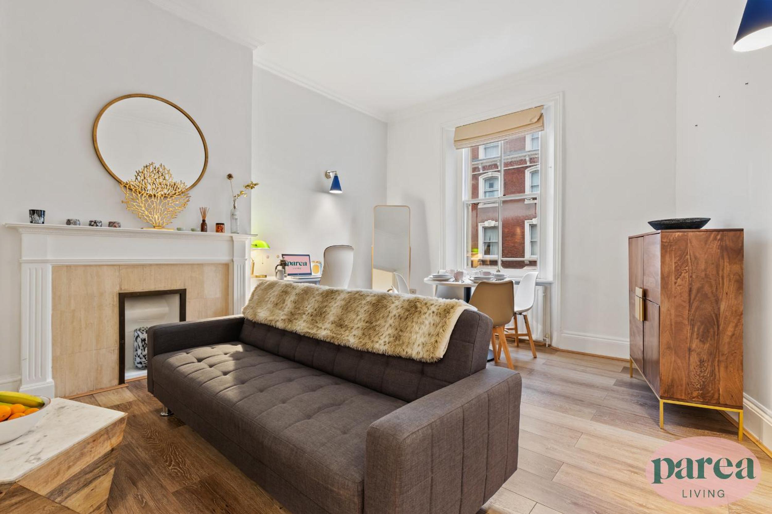 Parea Living - South Kensington, Elegant 1-Bedroom Flat, WFH Desk