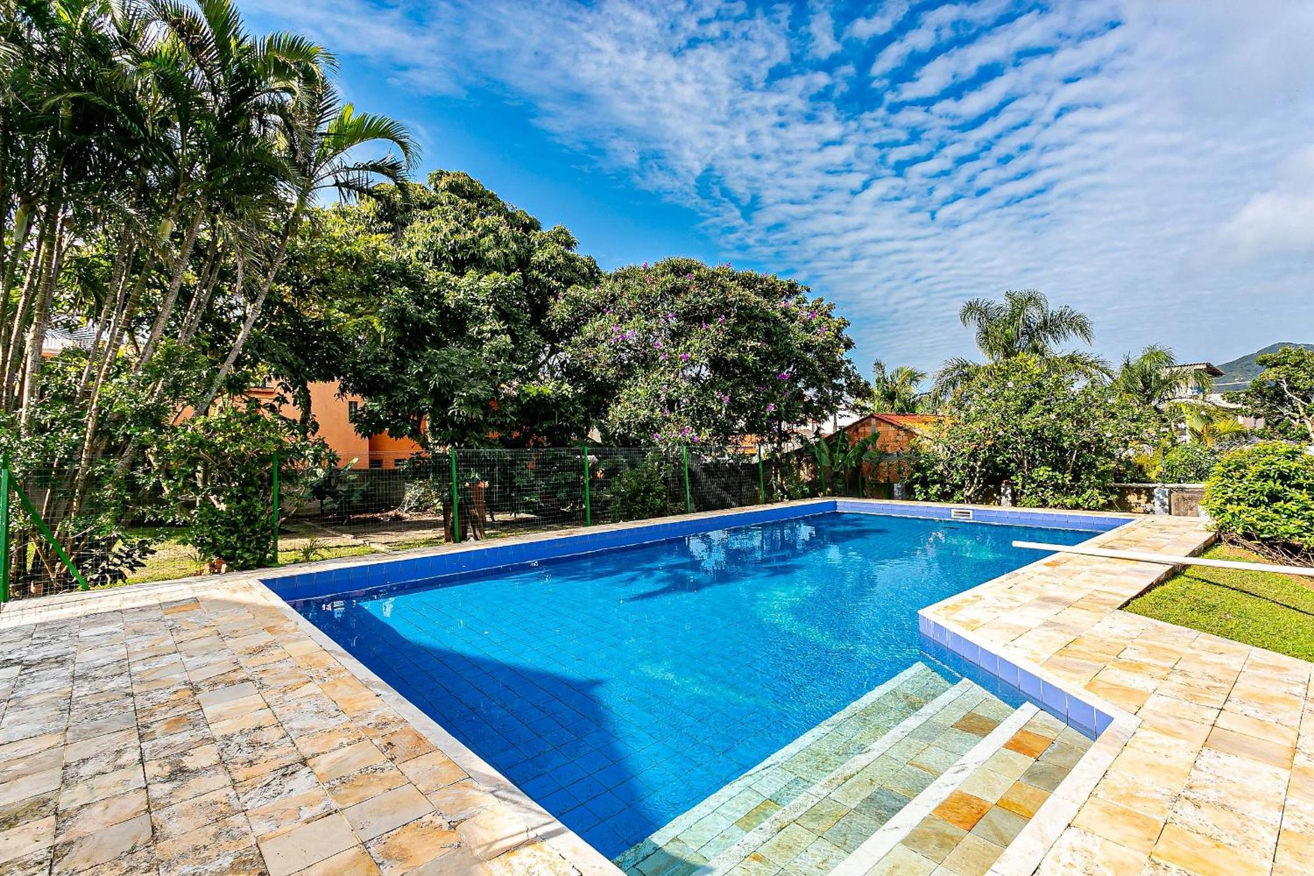 Casa ampla c/ pátio e piscina a 400m do mar SEJ052