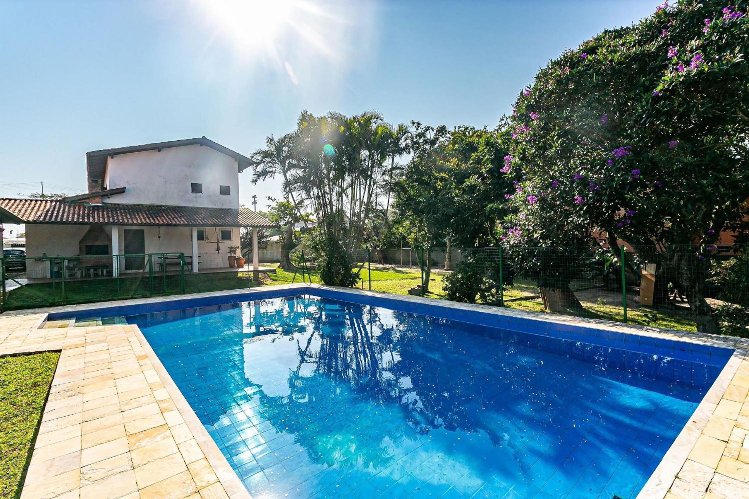 Casa ampla c/ pátio e piscina a 400m do mar SEJ052